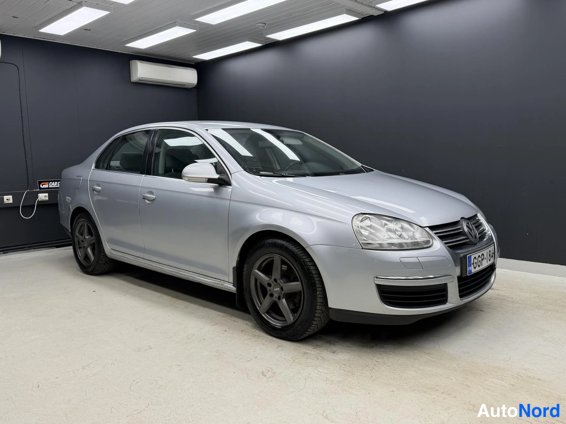 Hopea Volkswagen Jetta 2006, etuviisto, keula vasemmalle, kuva 2