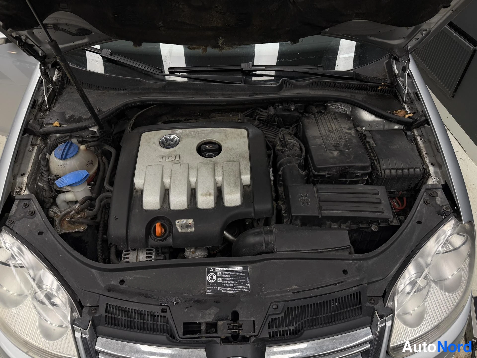 Hopea Volkswagen Jetta 2006, moottoritila, kuva 15