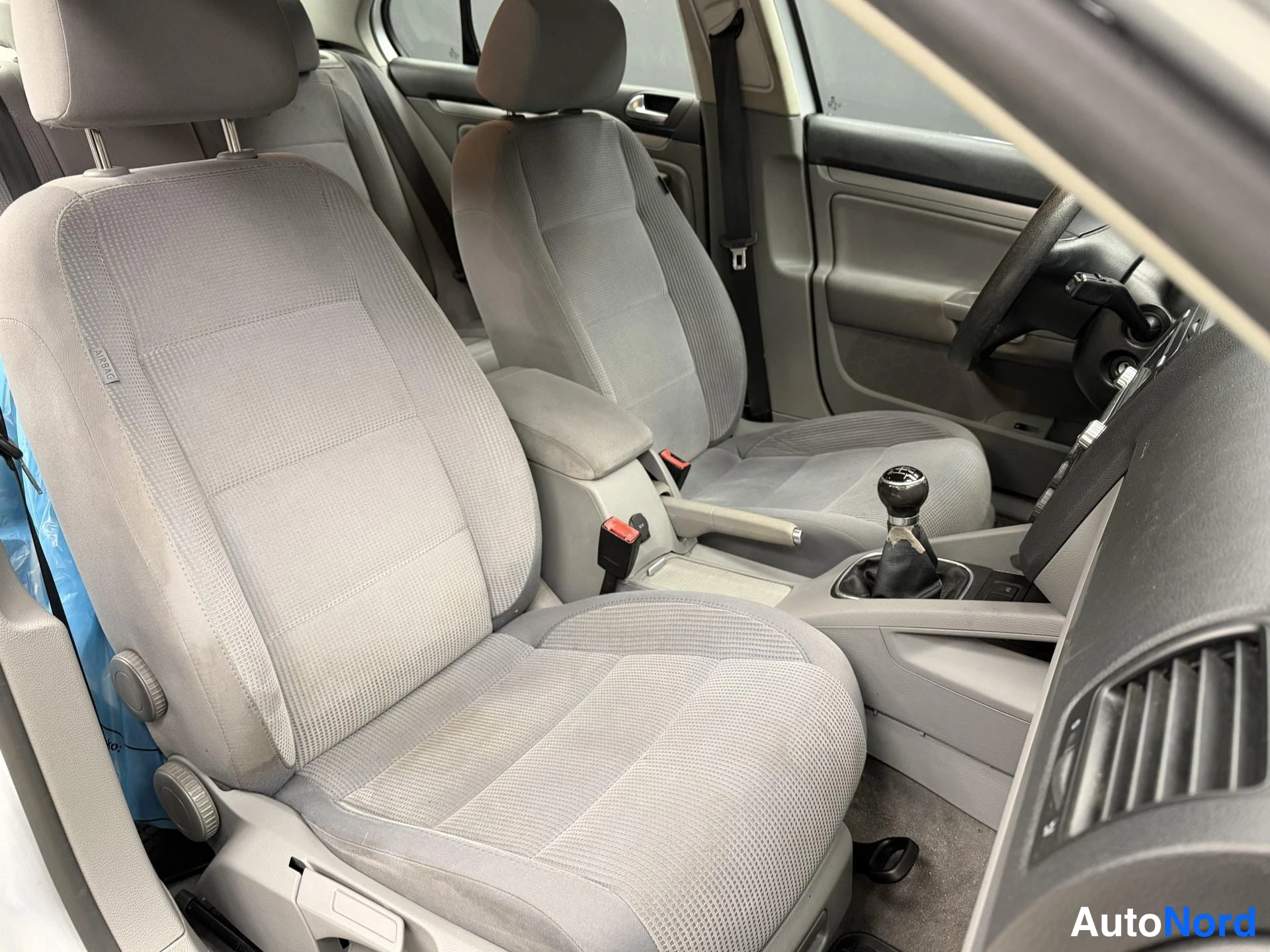 Hopea Volkswagen Jetta 2006, etuistuimet, kuva 11