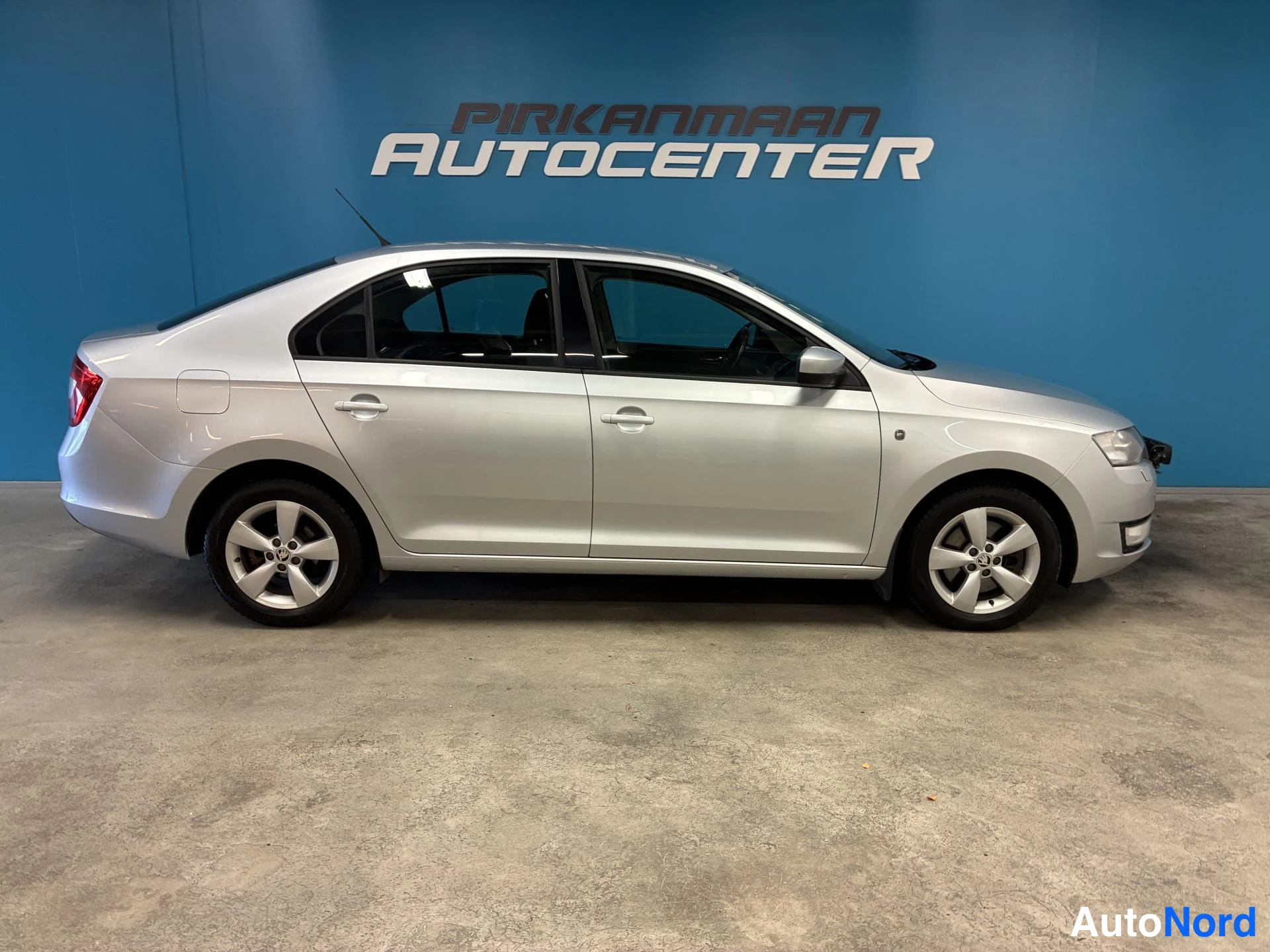Hopea Skoda Rapid 2013, sivulta, kuva 3