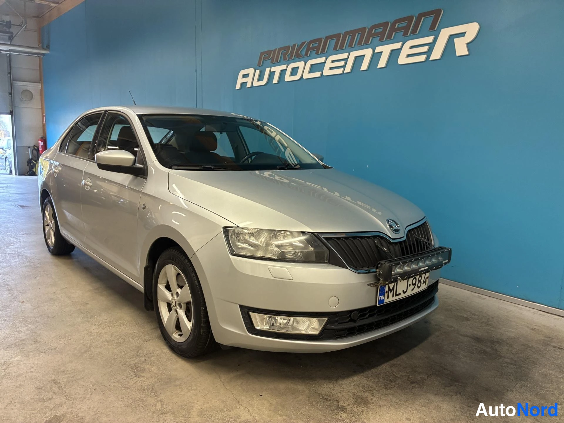 Hopea Skoda Rapid 2013, etuviisto, keula oikealle, kuva 2