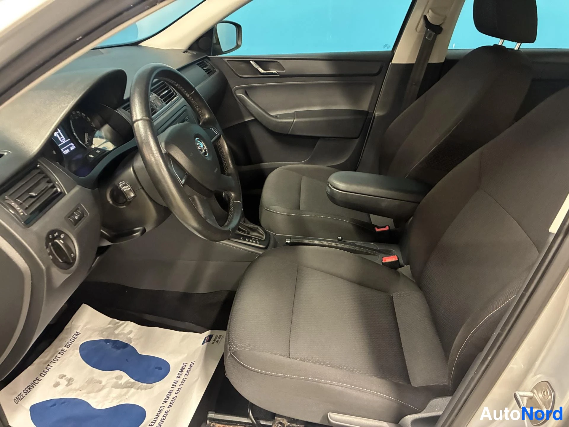 Hopea Skoda Rapid 2013, ohjaamo, kuva 7
