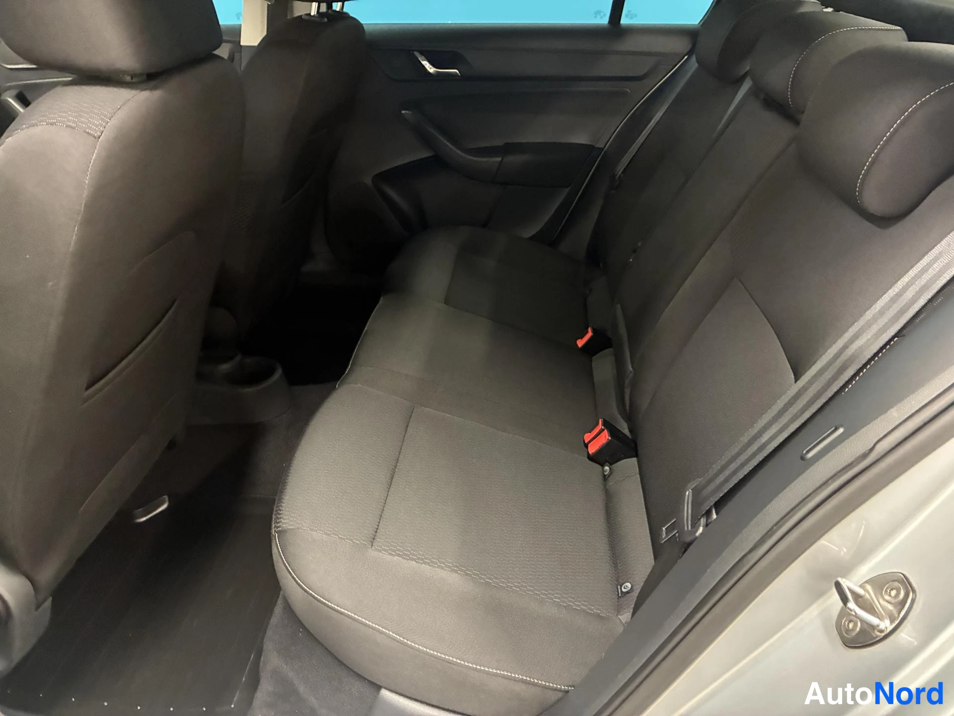 Hopea Skoda Rapid 2013, takaistuimet, kuva 11