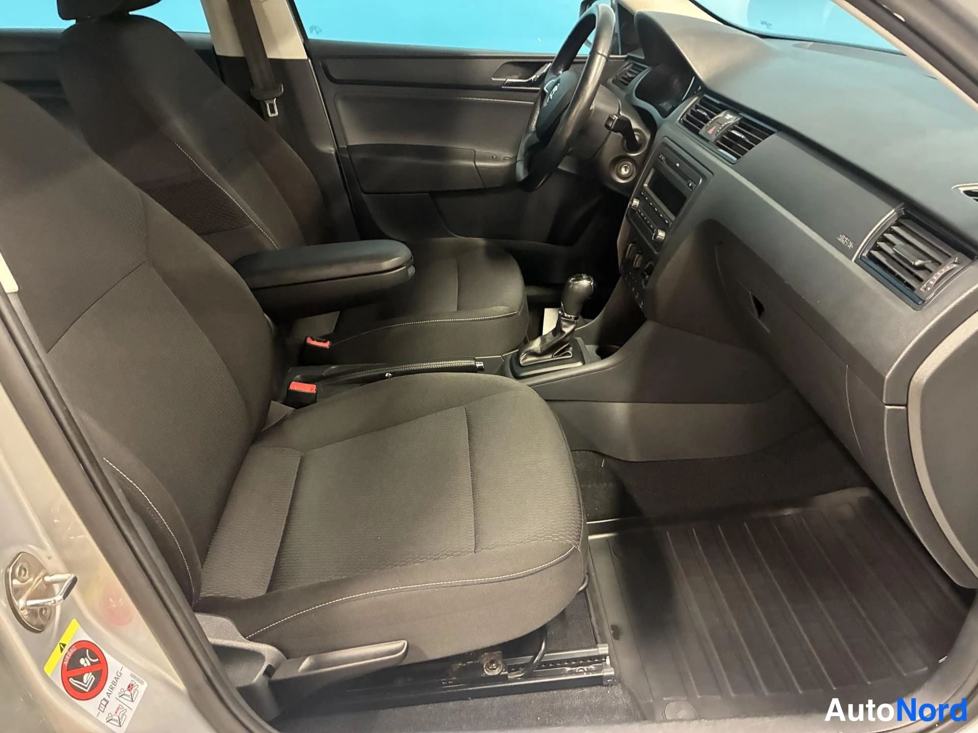 Hopea Skoda Rapid 2013, etuistuimet, kuva 10