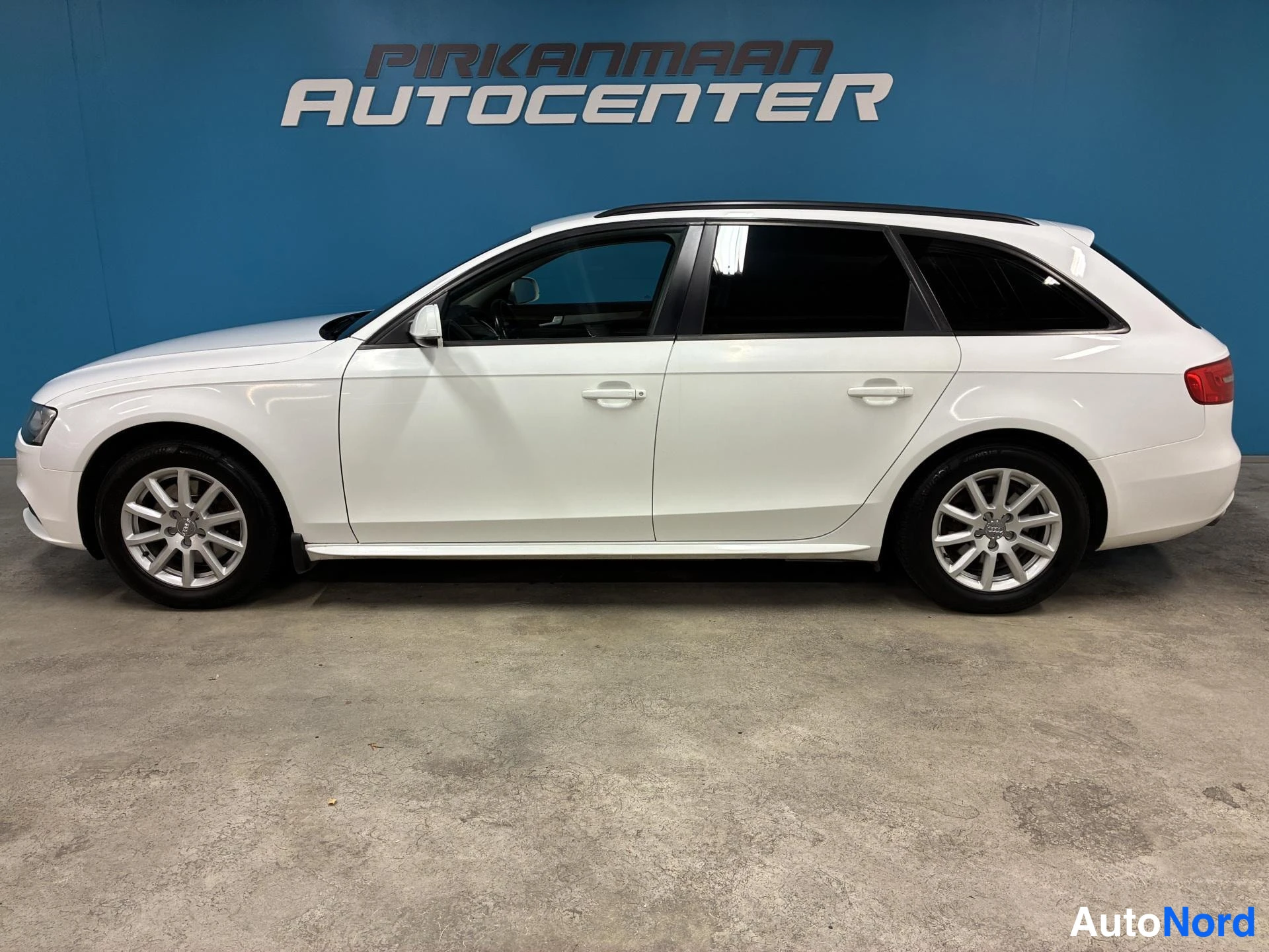 Valkoinen Audi A4 2012, sivulta, kuva 3