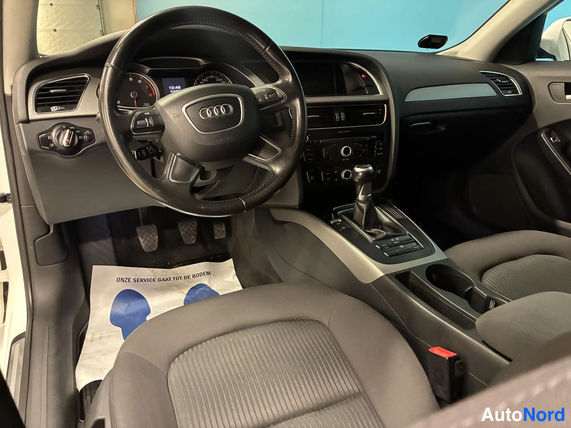 Valkoinen Audi A4 2012, ohjaamo, kuva 9