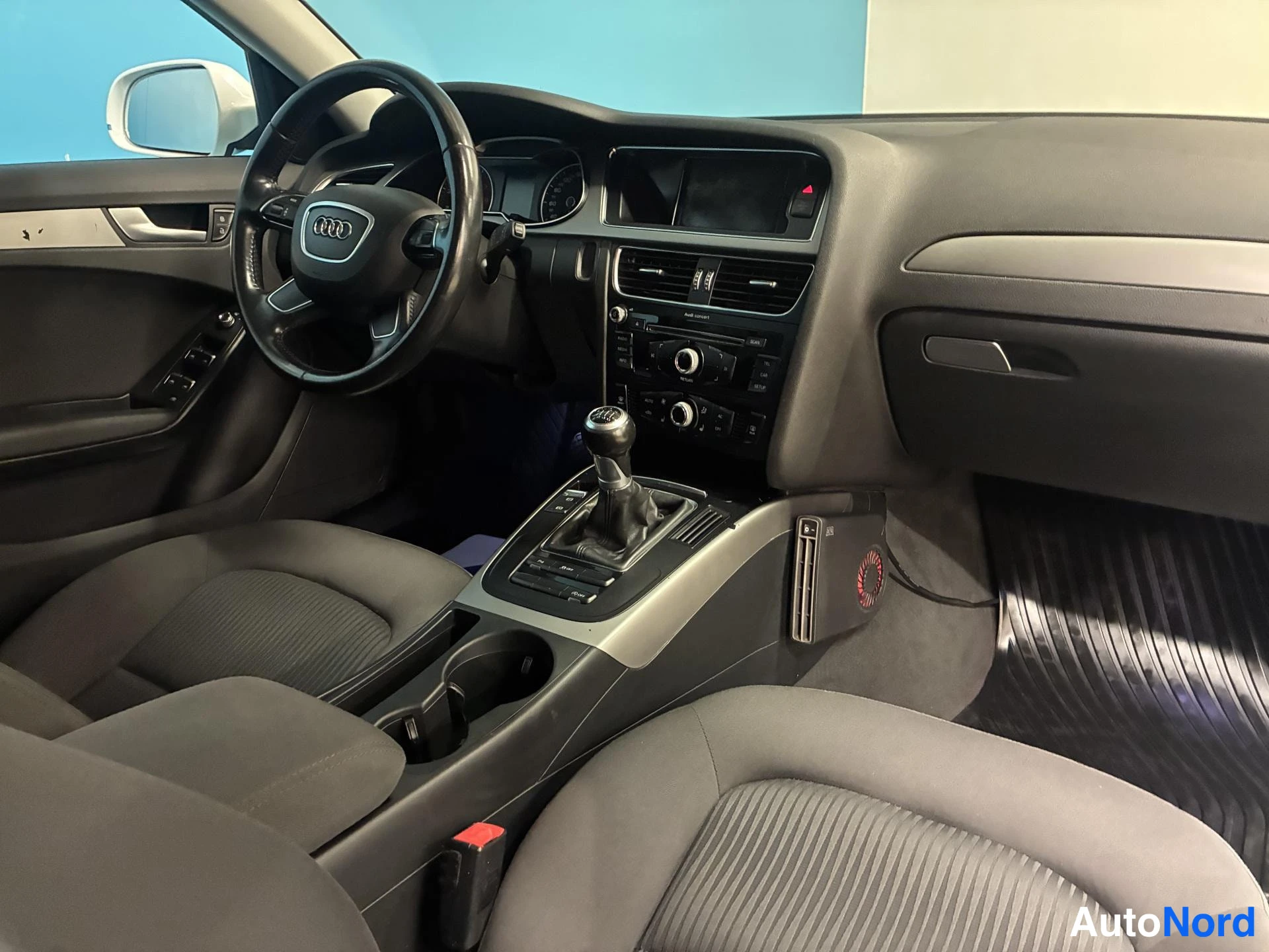 Valkoinen Audi A4 2012, ohjaamo, kuva 10