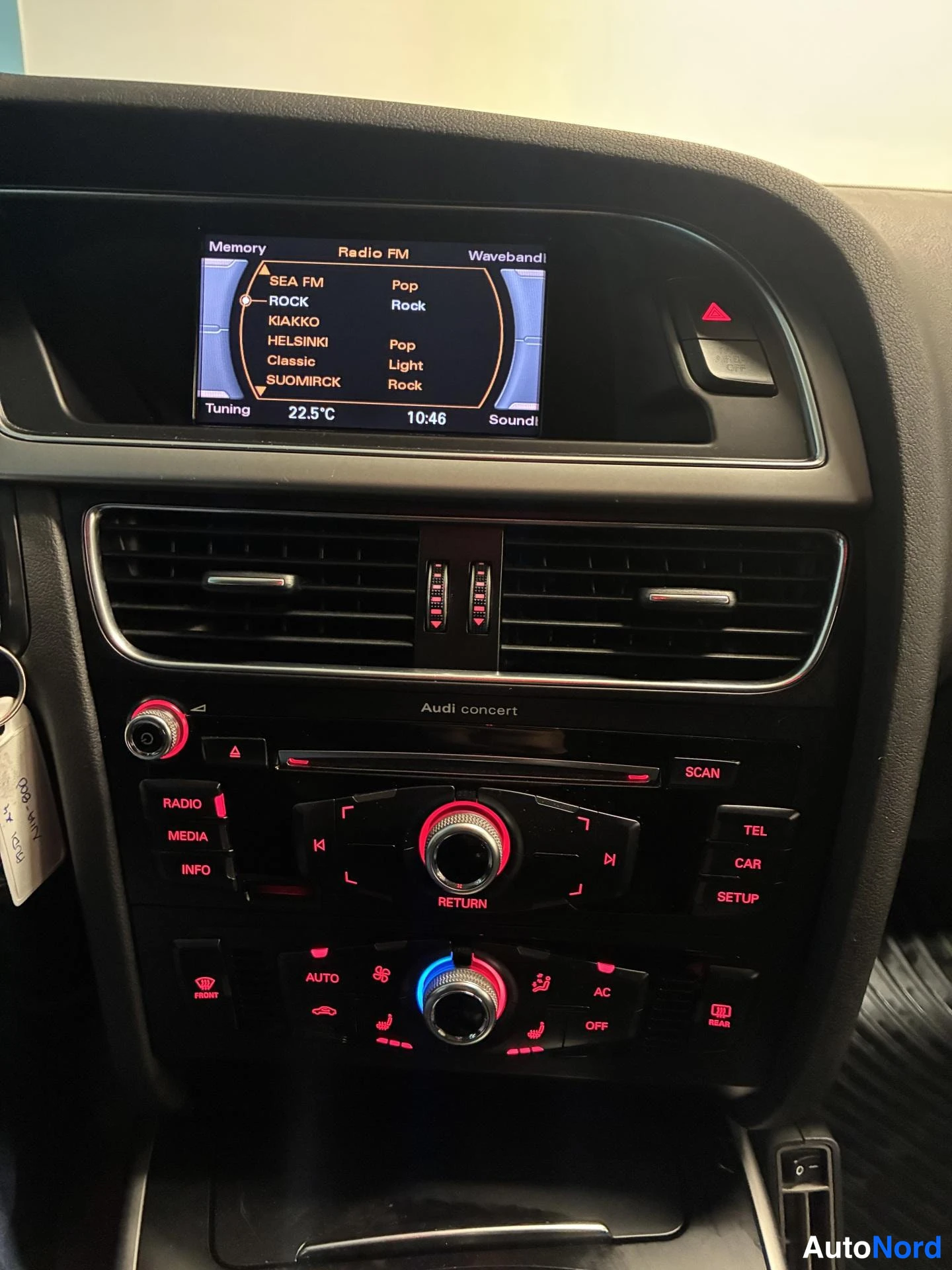 Valkoinen Audi A4 2012, yksityiskohta, kuva 16