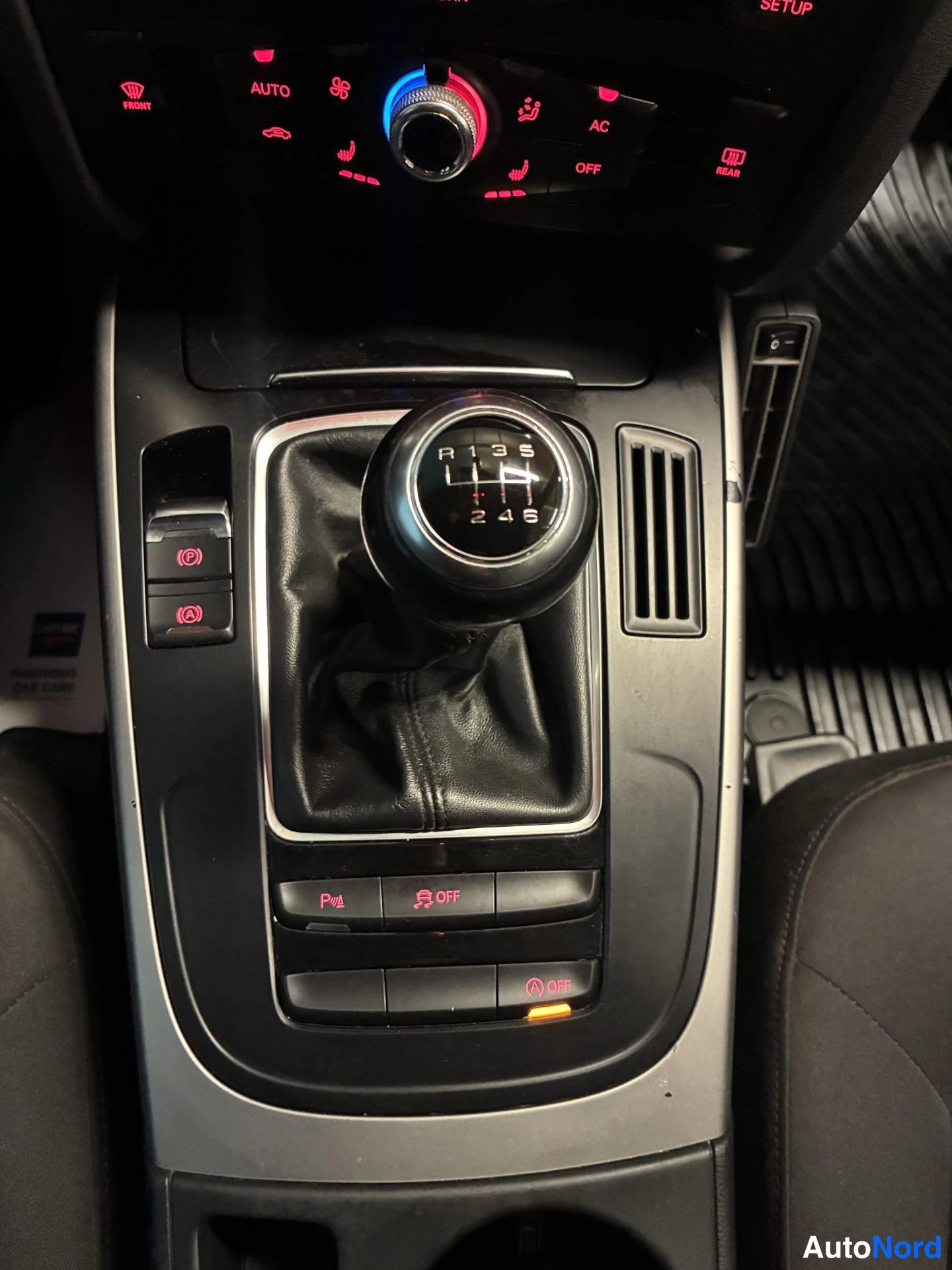 Valkoinen Audi A4 2012, yksityiskohta, kuva 17
