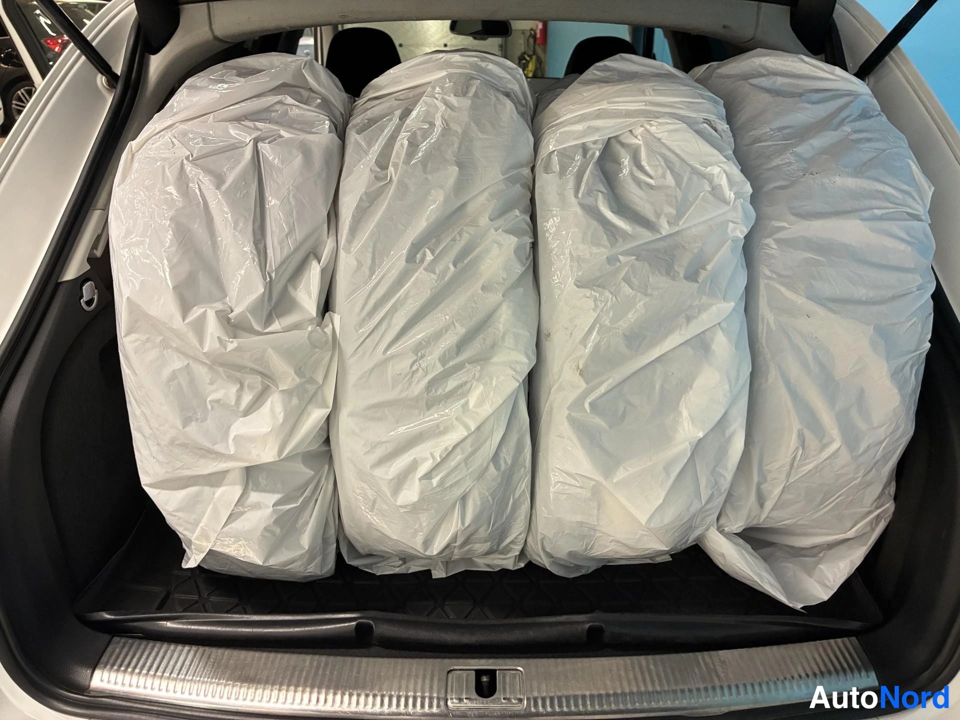 Valkoinen Audi A4 2012, tavaratila, kuva 13