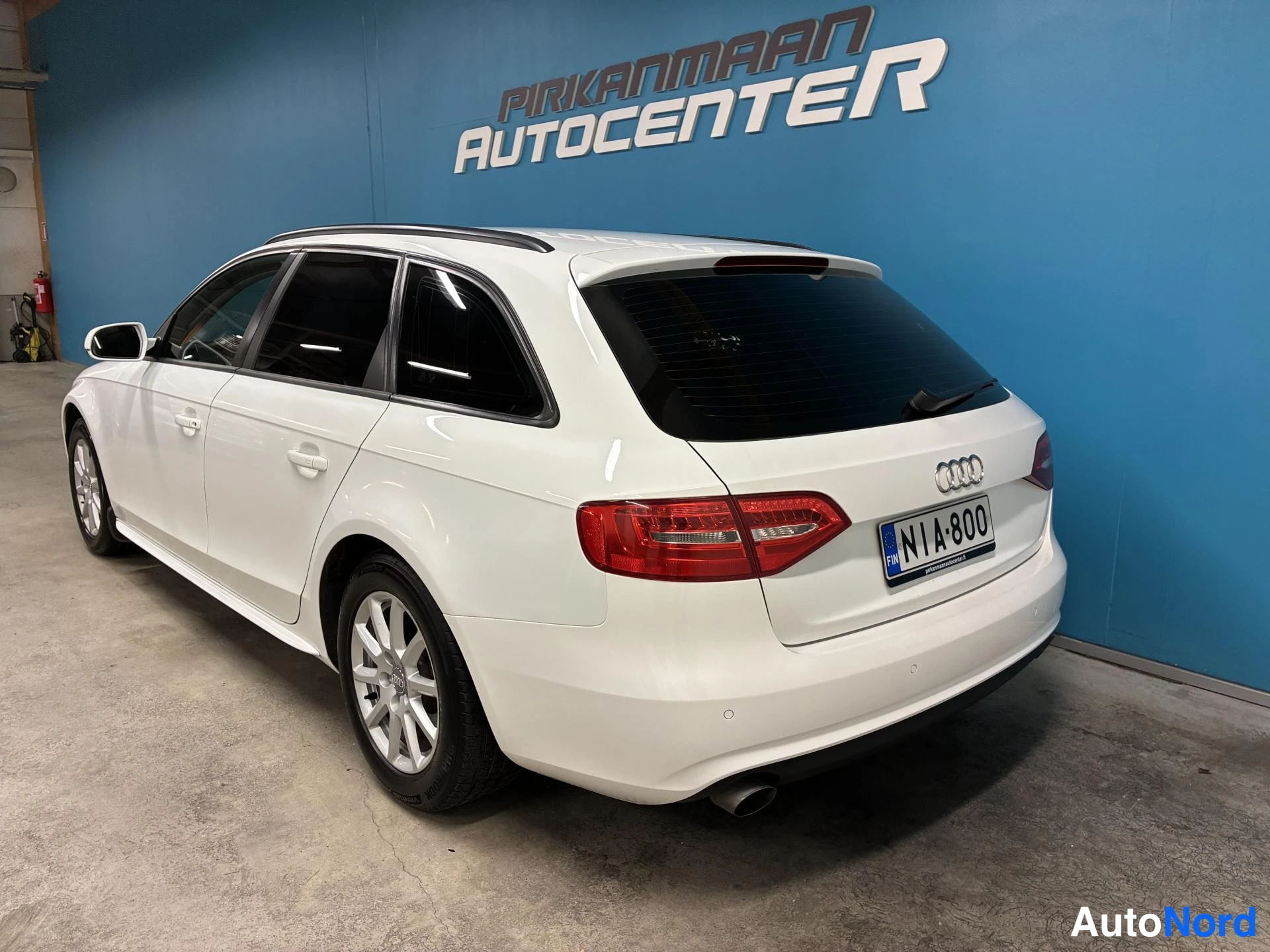 Valkoinen Audi A4 2012, takaviisto, kuva 5
