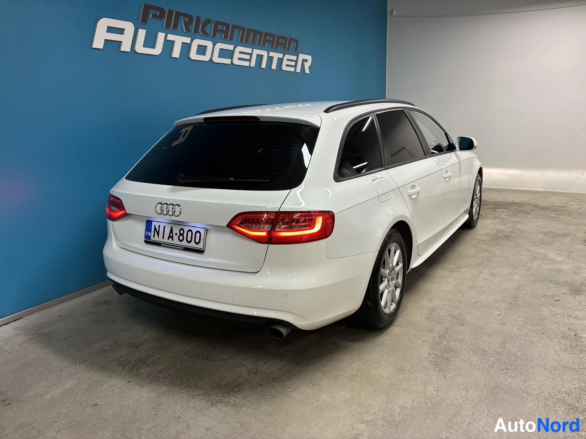 Valkoinen Audi A4 2012, takaviisto, kuva 6