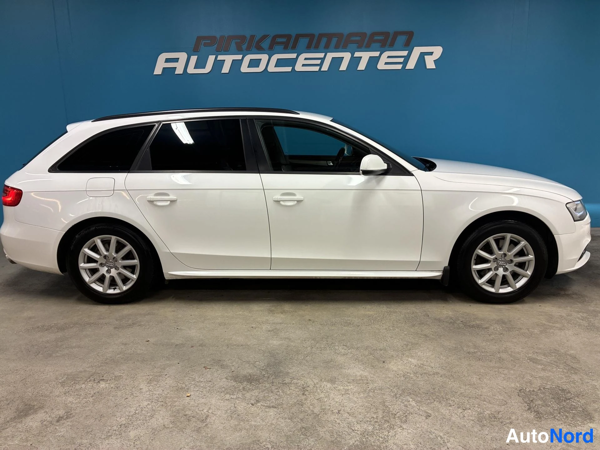 Valkoinen Audi A4 2012, sivulta, kuva 4