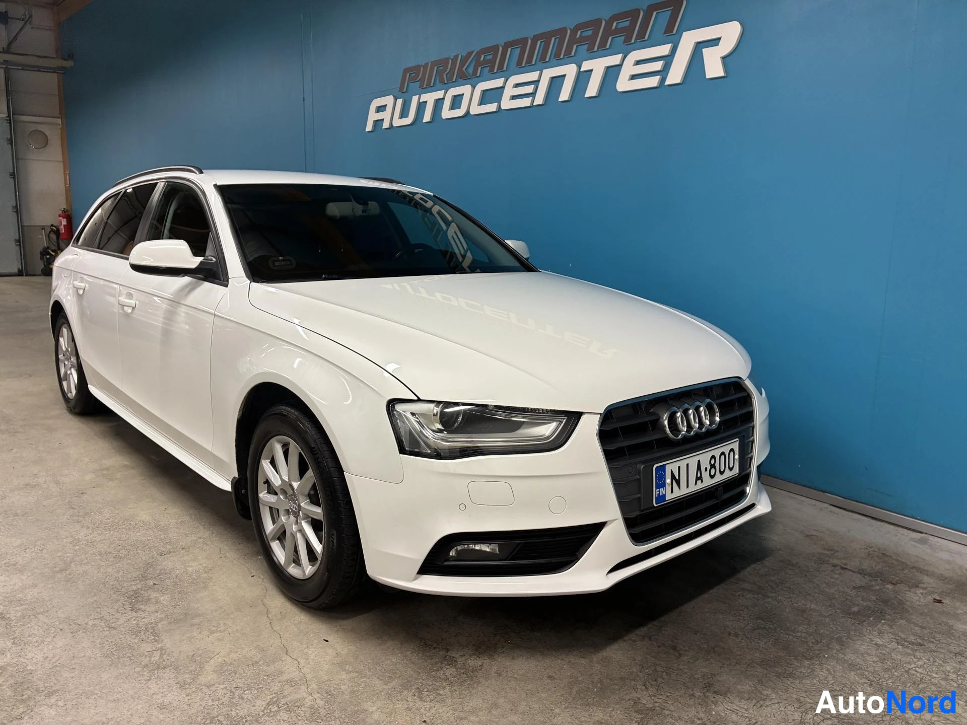 Valkoinen Audi A4 2012, etuviisto, keula oikealle, kuva 2