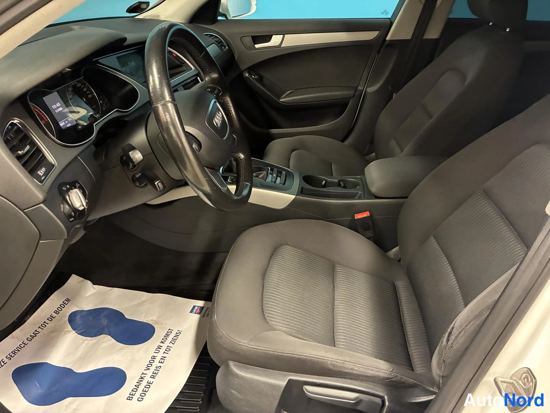 Valkoinen Audi A4 2012, ohjaamo, kuva 7