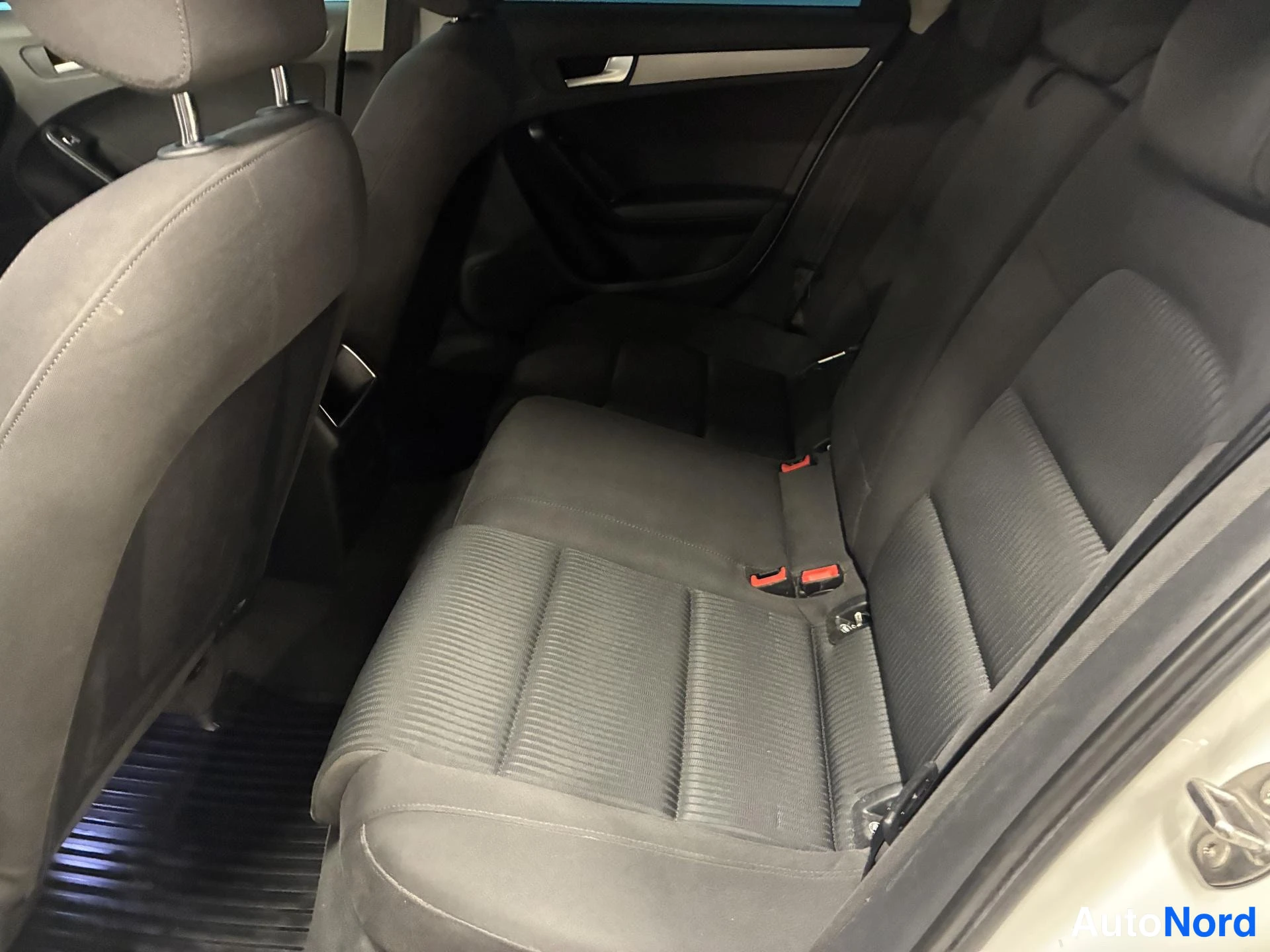 Valkoinen Audi A4 2012, takaistuimet, kuva 11
