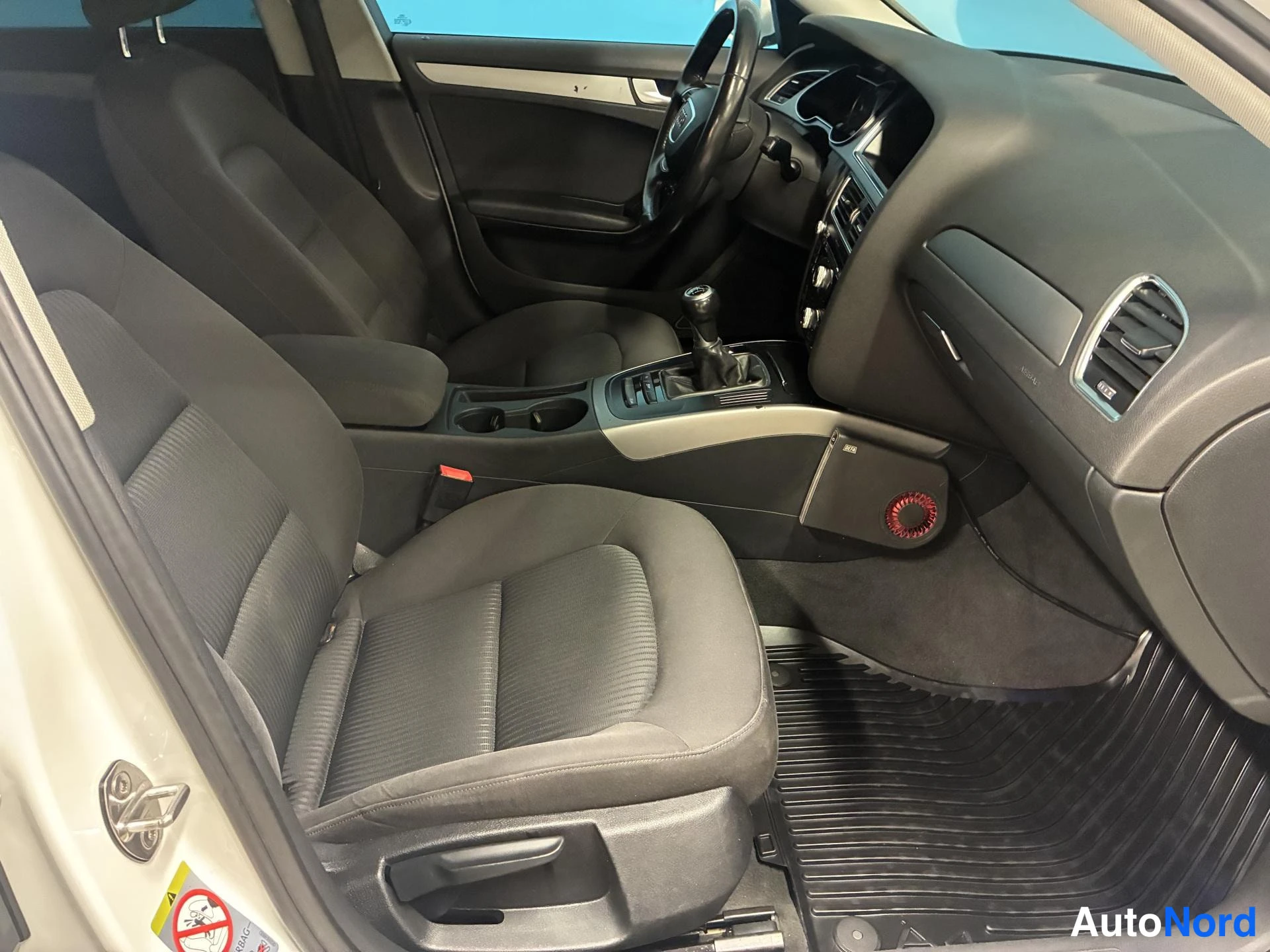 Valkoinen Audi A4 2012, ohjaamo, kuva 8