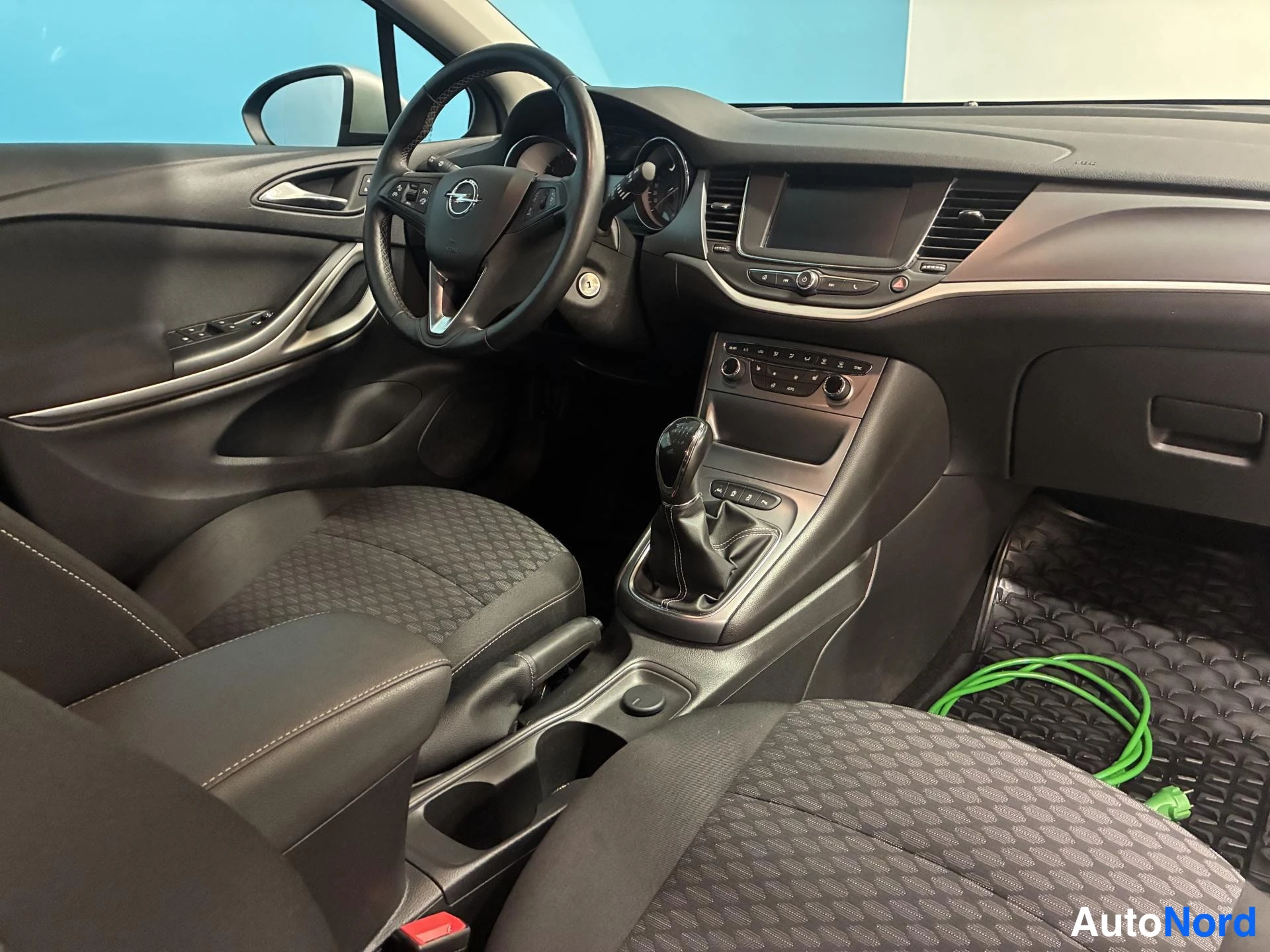 Hopea Opel Astra 2018, ohjaamo, kuva 9
