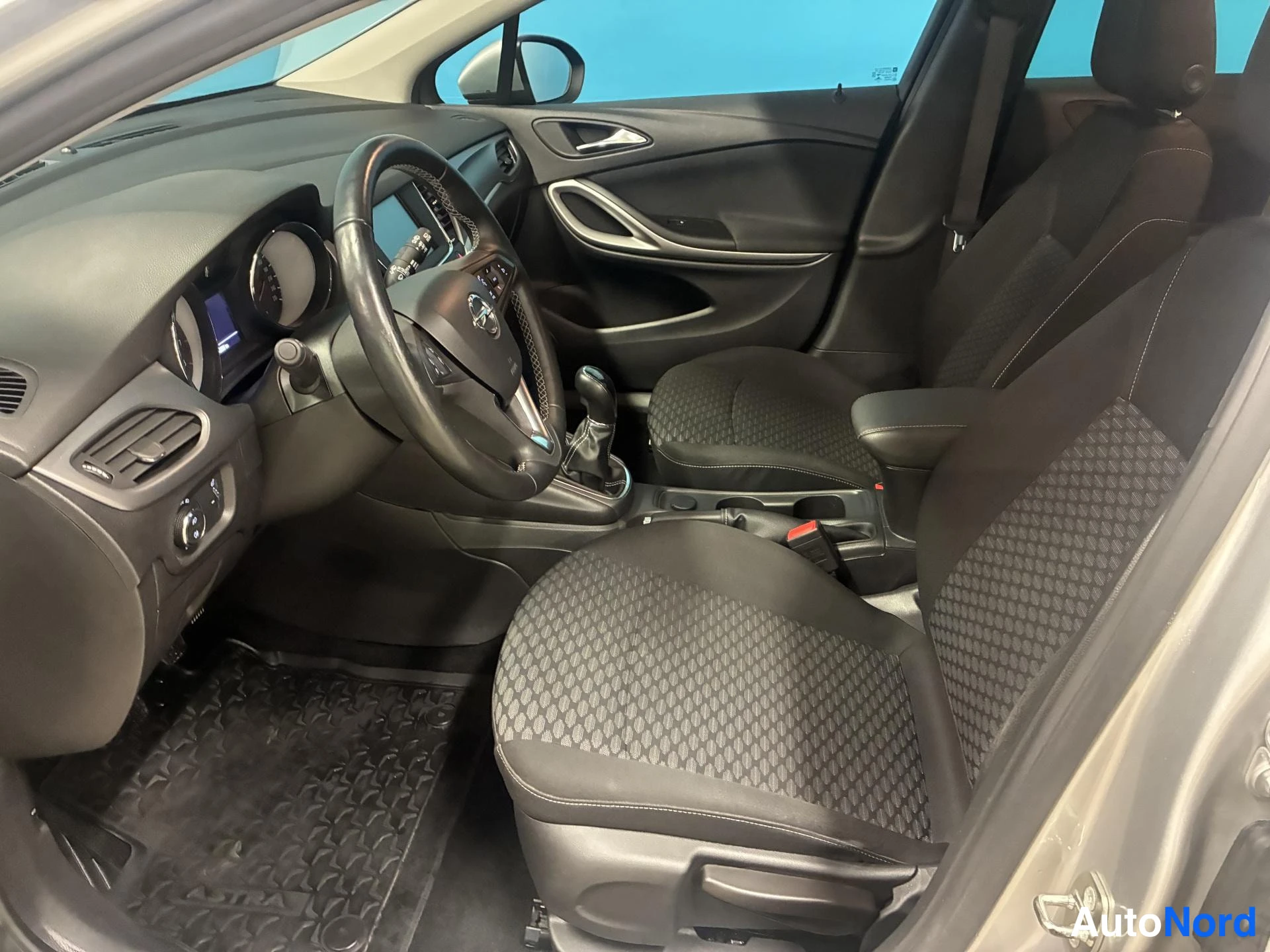 Hopea Opel Astra 2018, ohjaamo, kuva 7