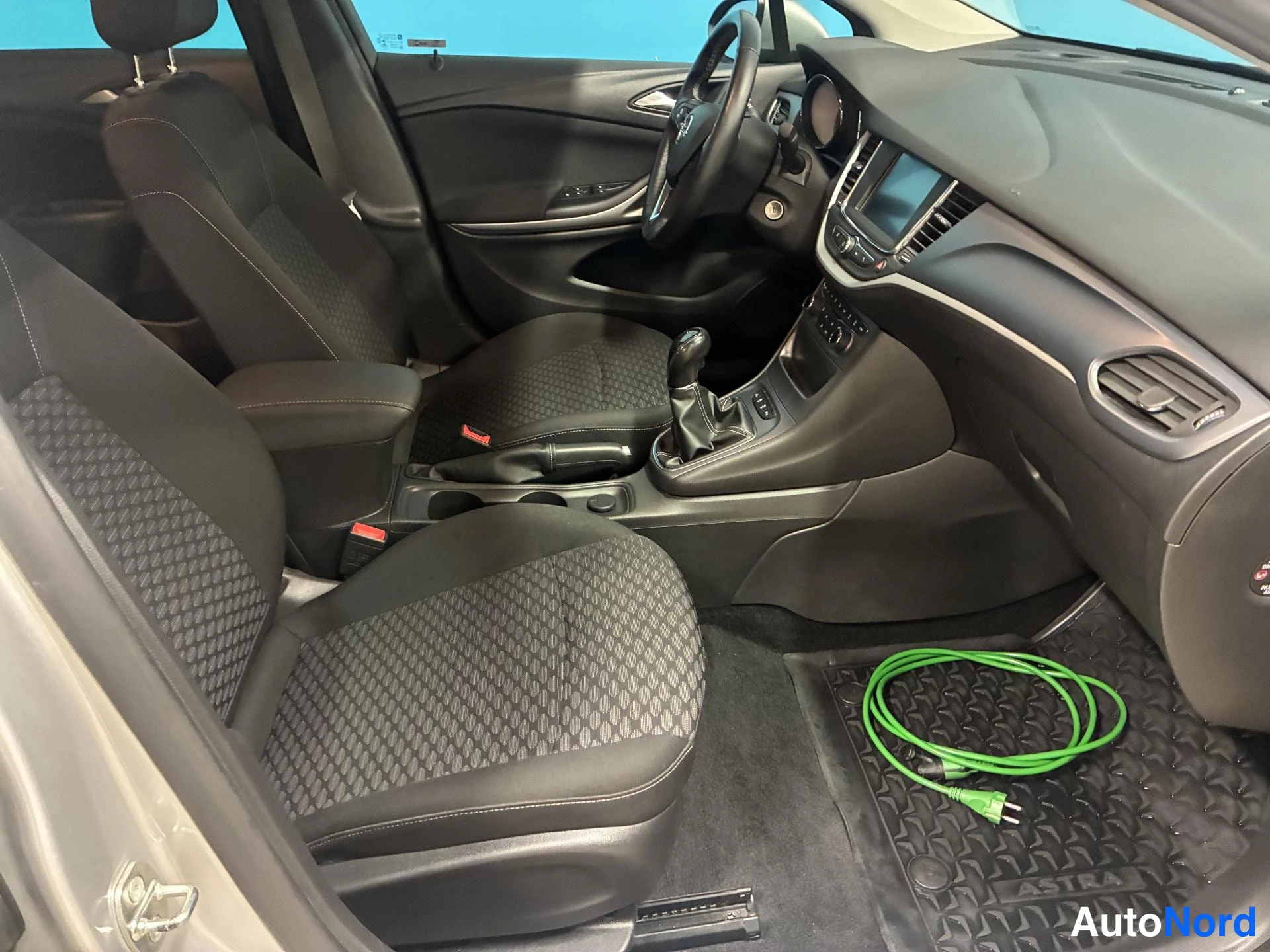 Hopea Opel Astra 2018, ohjaamo, kuva 8