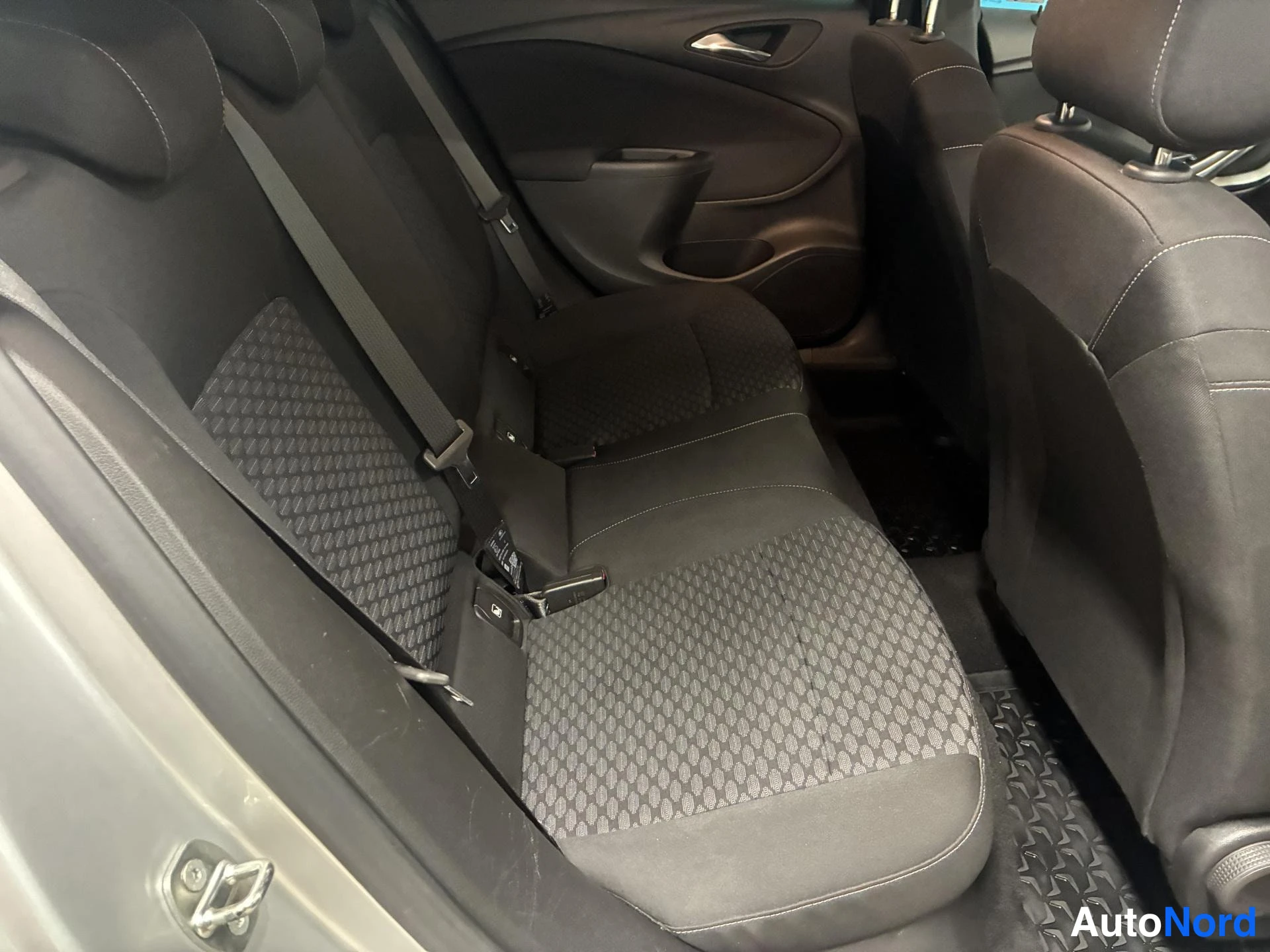 Hopea Opel Astra 2018, takaistuimet, kuva 11