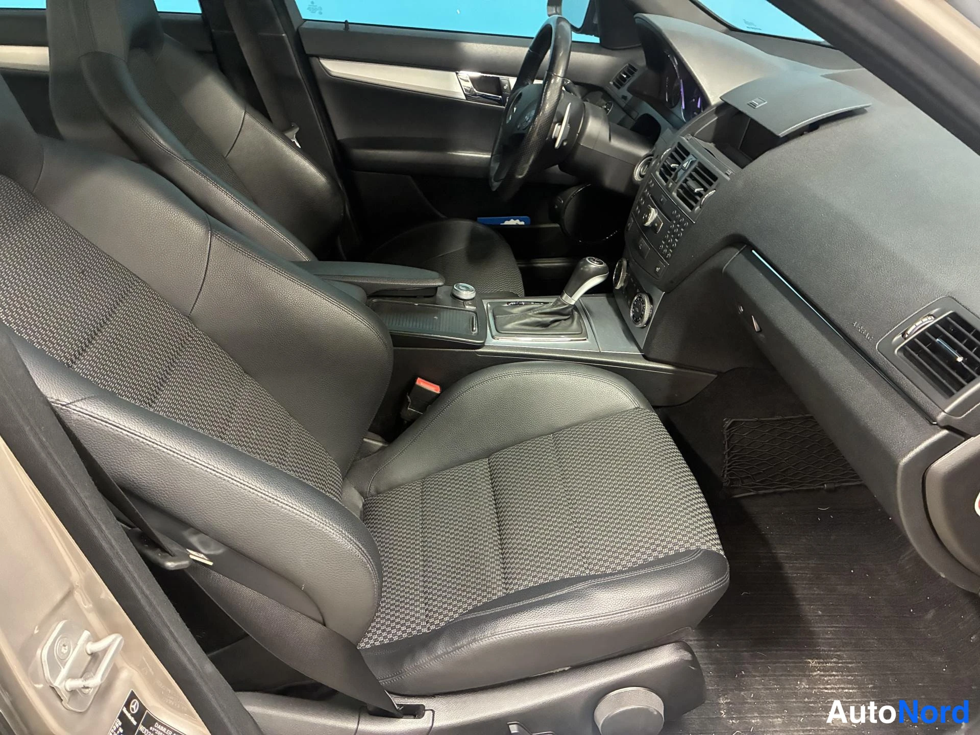 Hopea Mercedes-Benz C 63 2008, etuistuimet, kuva 13