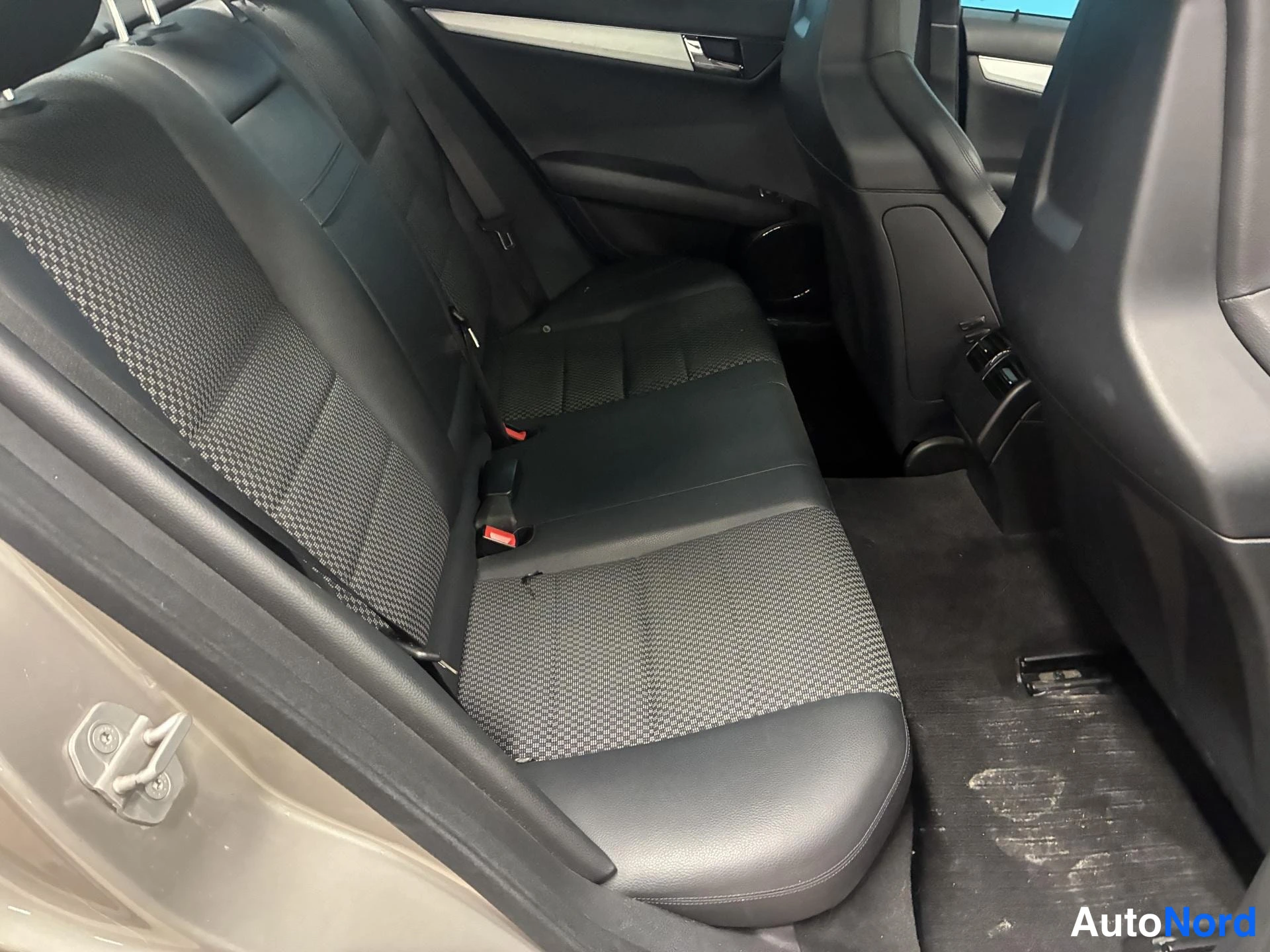 Hopea Mercedes-Benz C 63 2008, takaistuimet, kuva 16