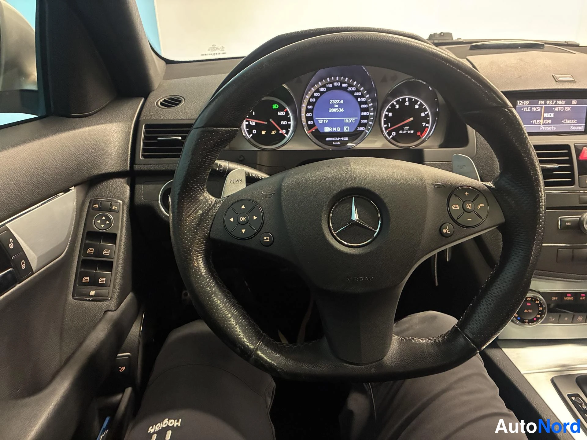 Hopea Mercedes-Benz C 63 2008, ohjaamo, kuva 9