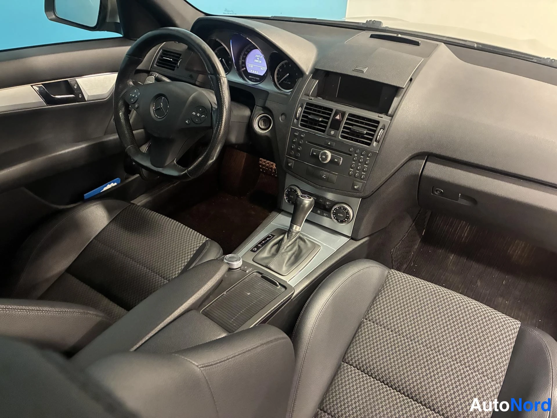 Hopea Mercedes-Benz C 63 2008, ohjaamo, kuva 10