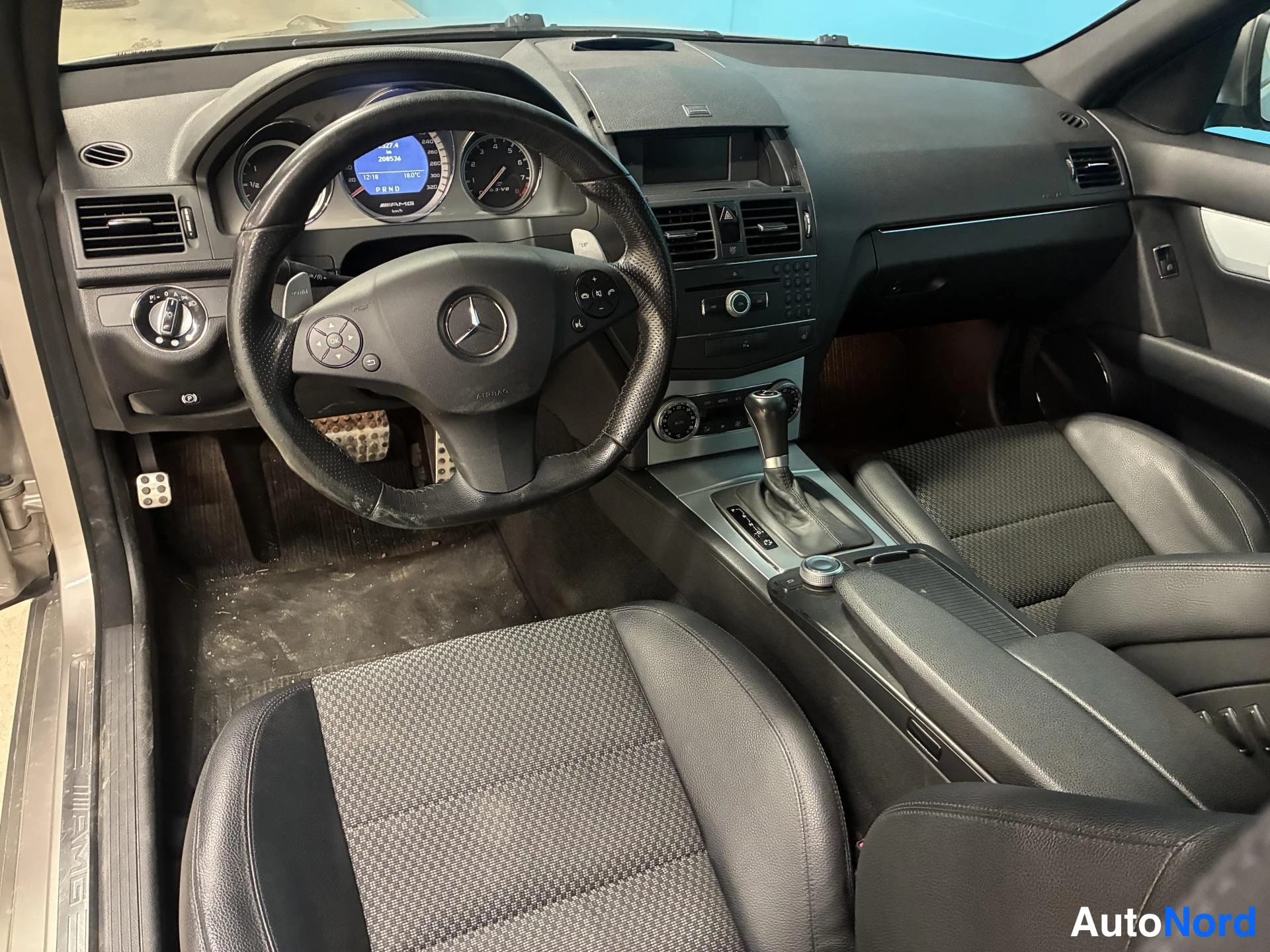 Hopea Mercedes-Benz C 63 2008, ohjaamo, kuva 11