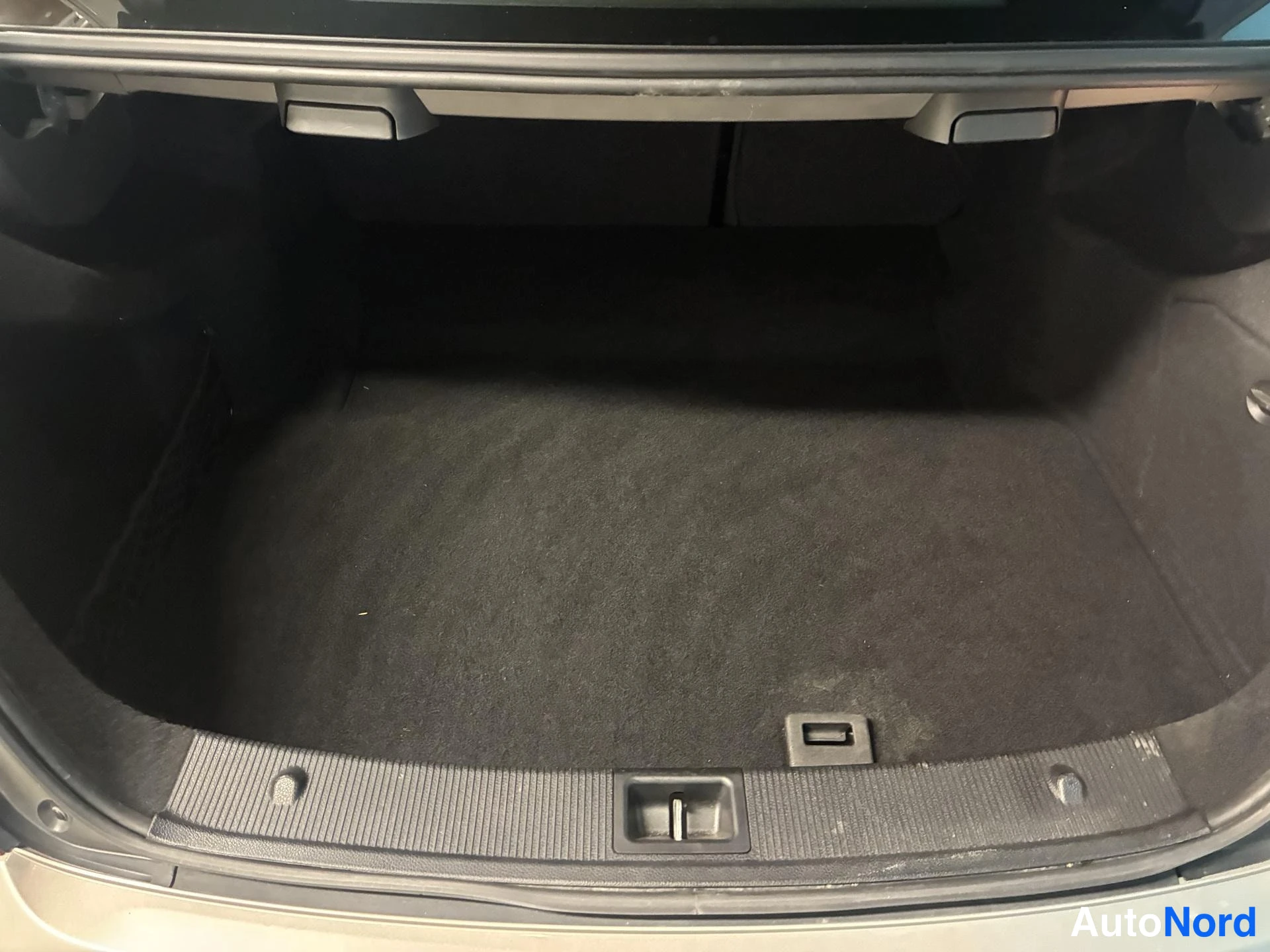 Hopea Mercedes-Benz C 63 2008, tavaratila, kuva 17