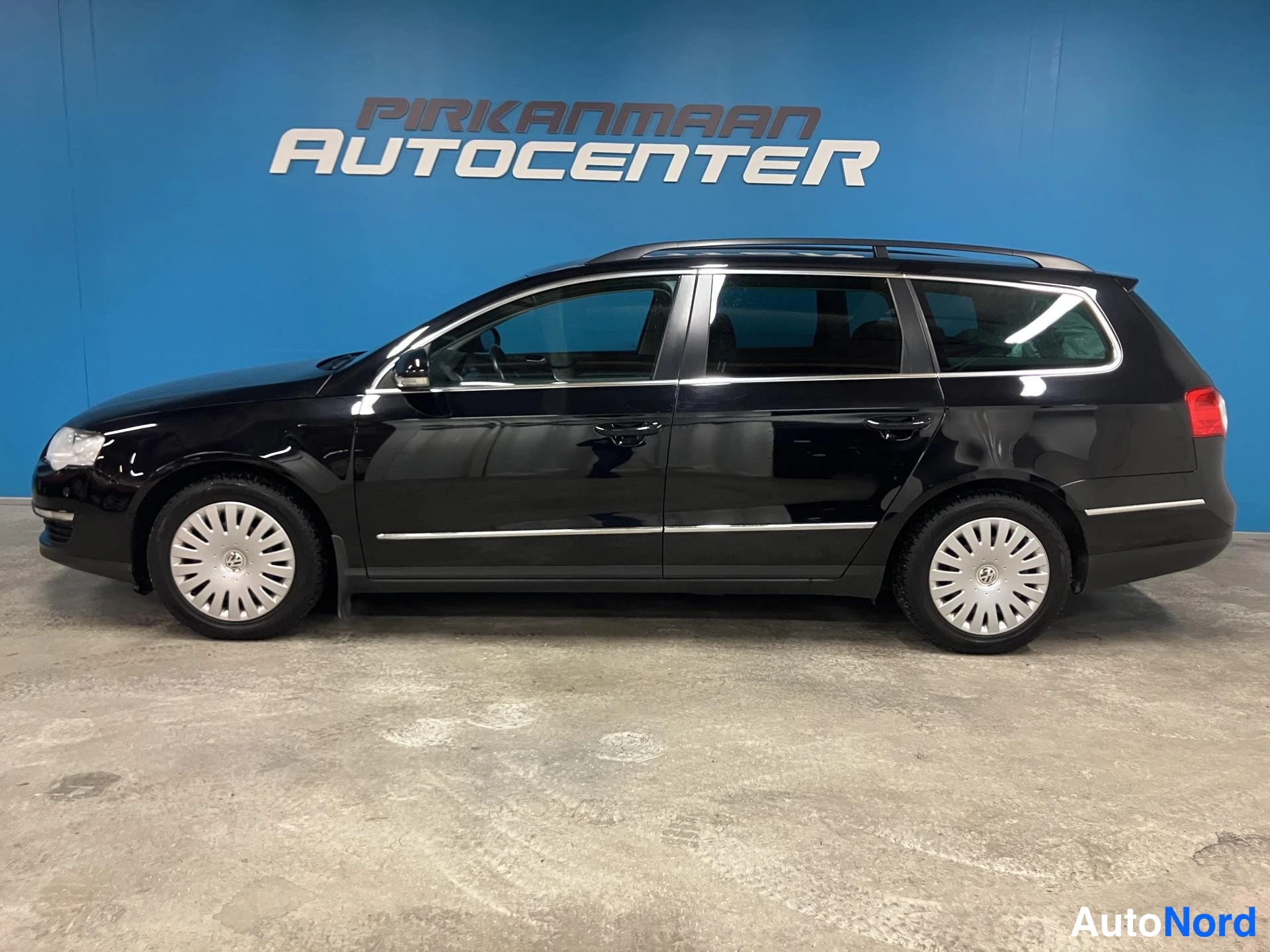 Musta Volkswagen Passat 2010, etuviisto, keula vasemmalle, kuva 2