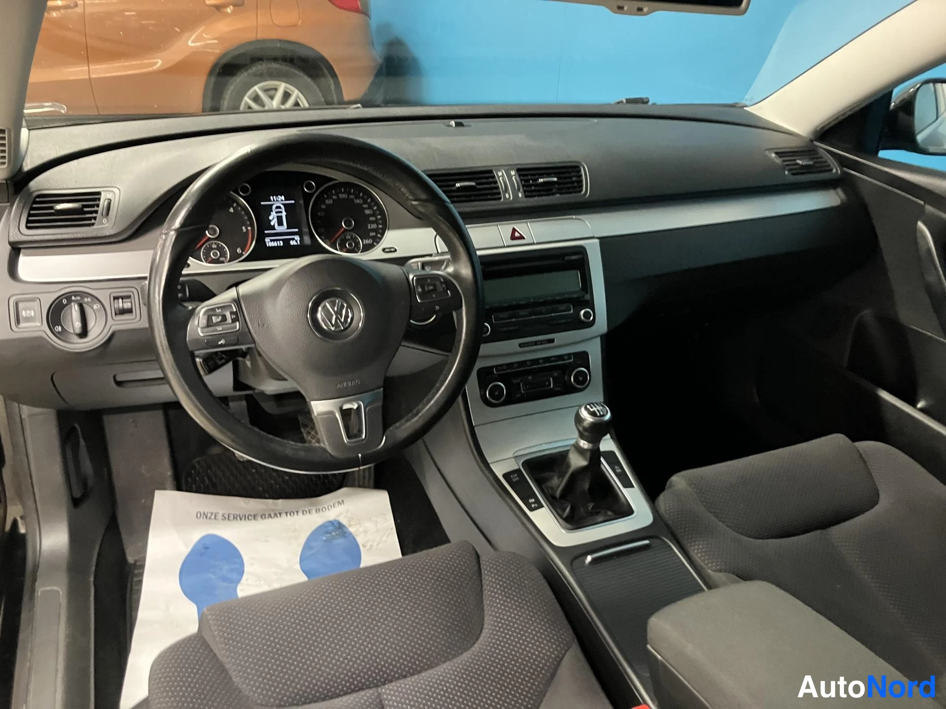Musta Volkswagen Passat 2010, ohjaamo, kuva 9
