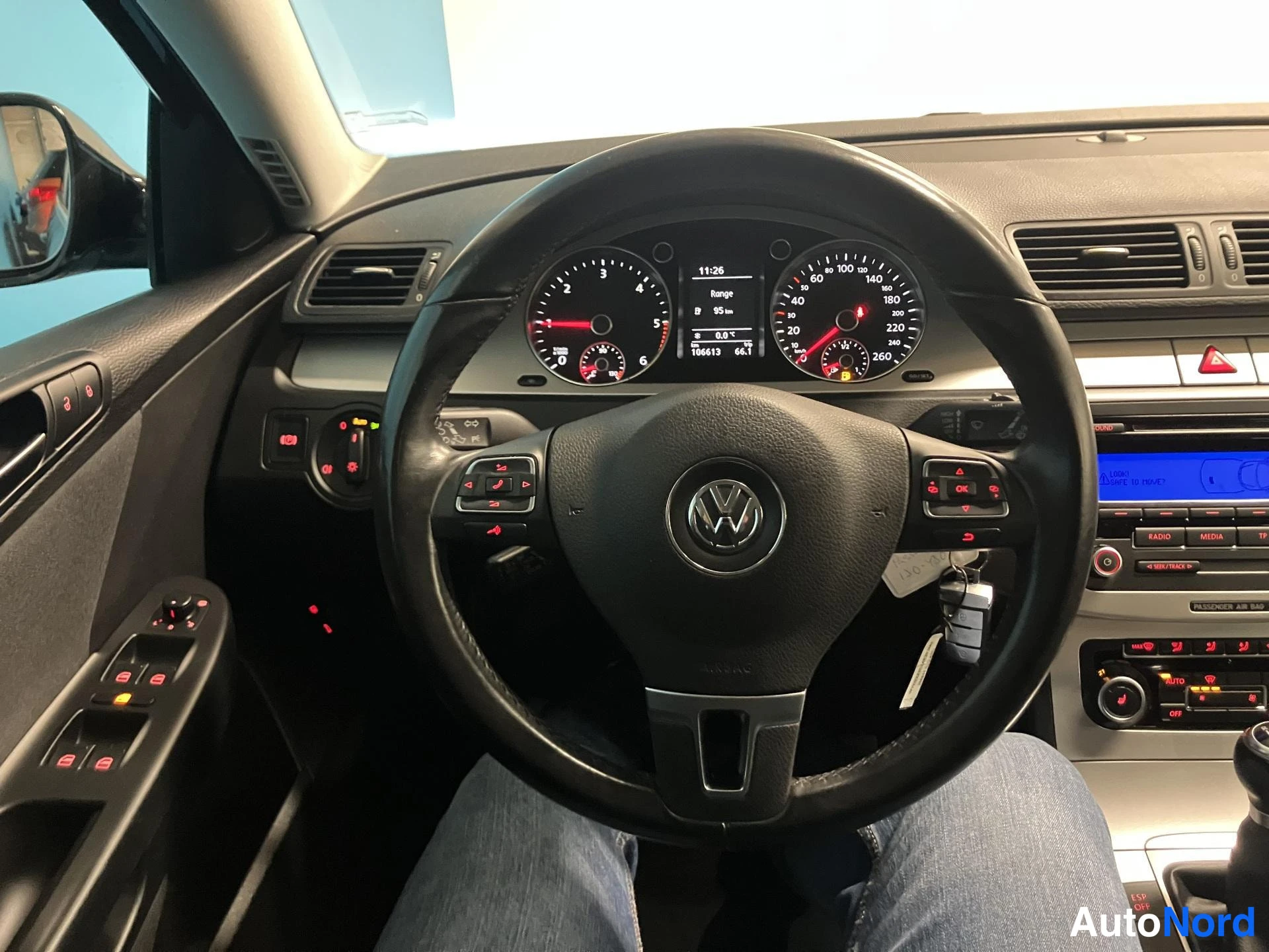 Musta Volkswagen Passat 2010, ohjaamo, kuva 11