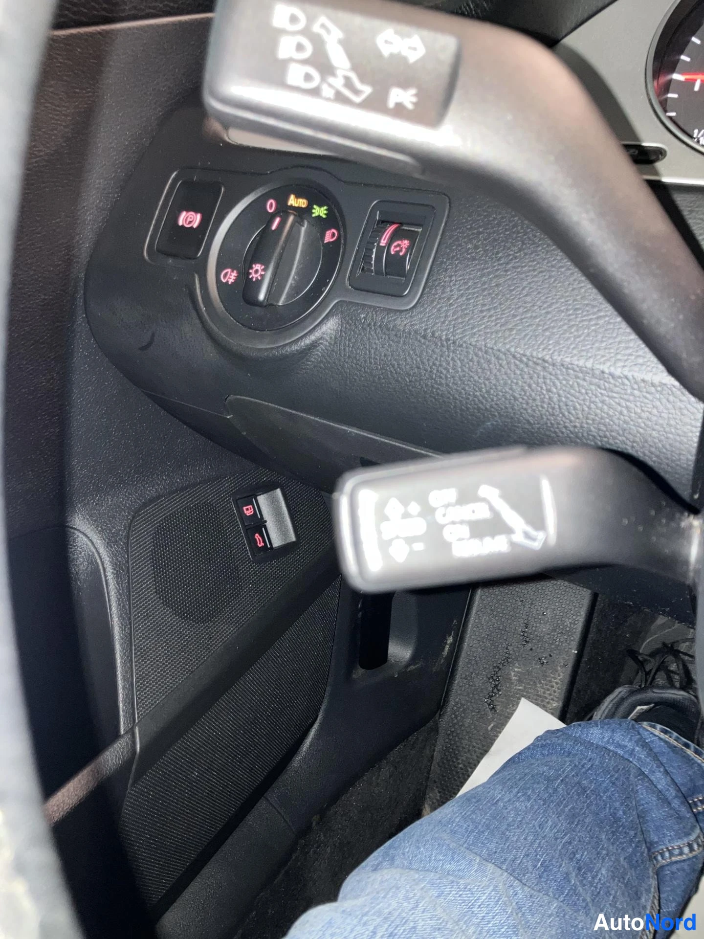 Musta Volkswagen Passat 2010, yksityiskohta, kuva 16