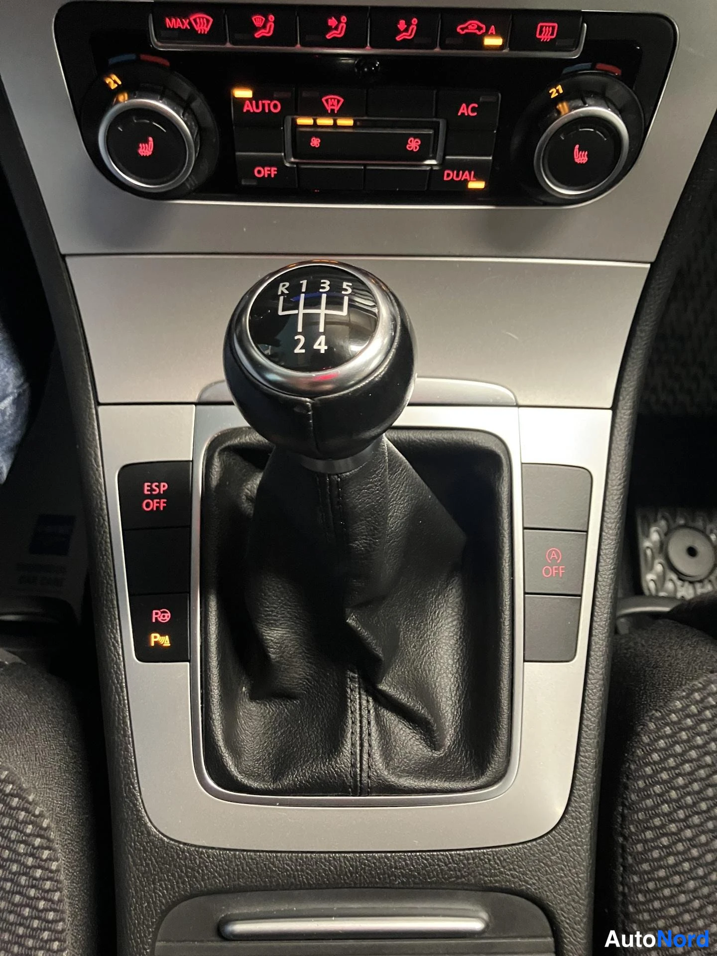 Musta Volkswagen Passat 2010, yksityiskohta, kuva 17