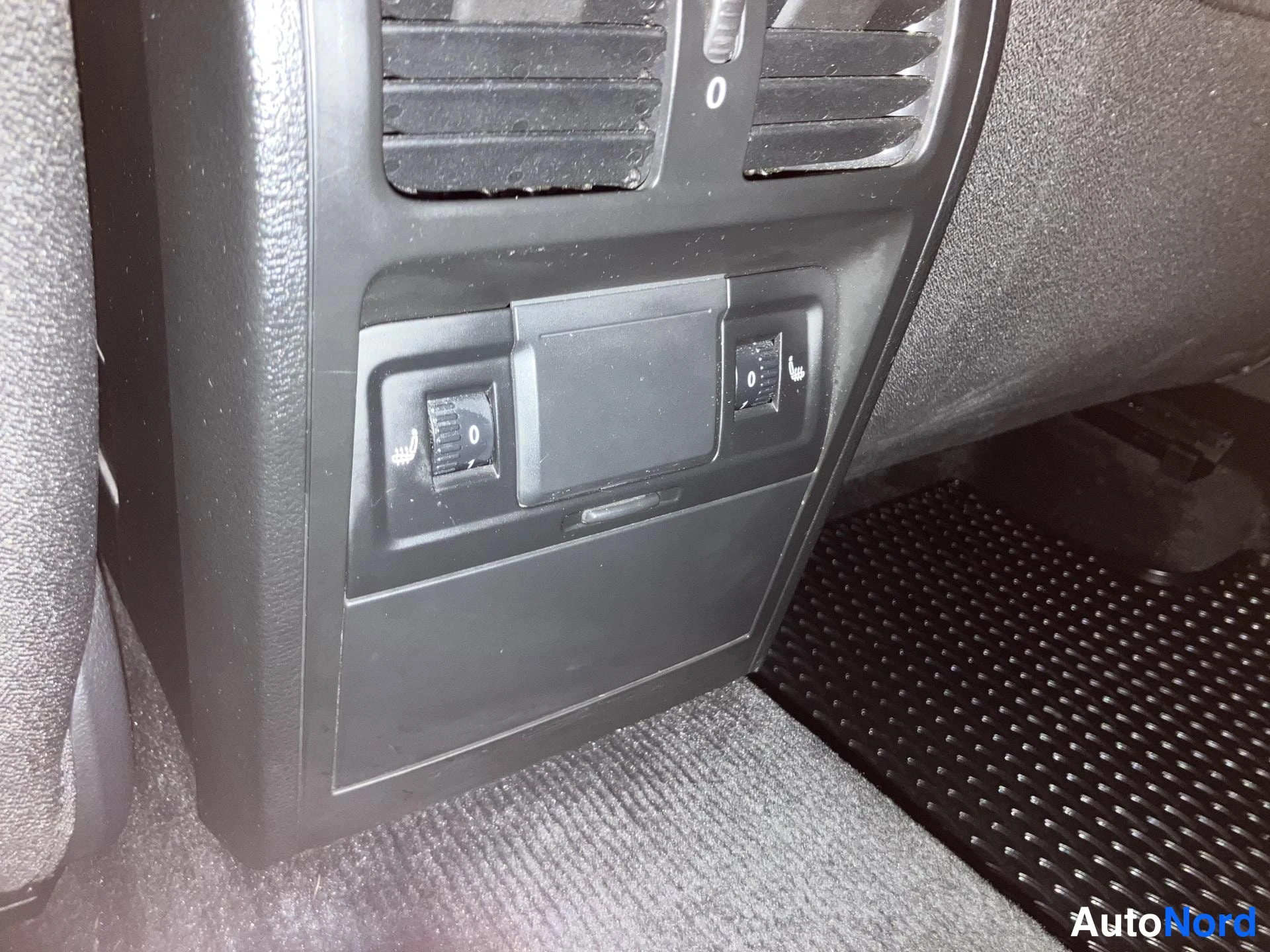 Musta Volkswagen Passat 2010, ohjaamo, kuva 12