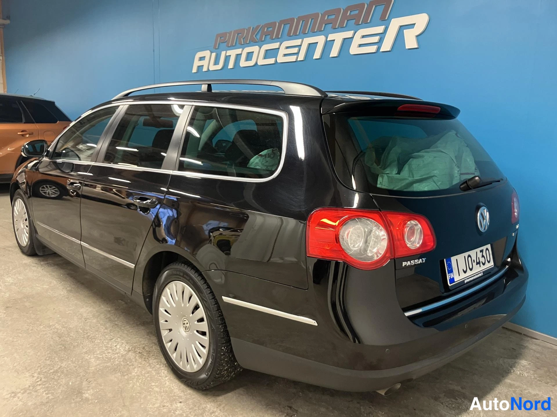 Musta Volkswagen Passat 2010, takaviisto, kuva 5