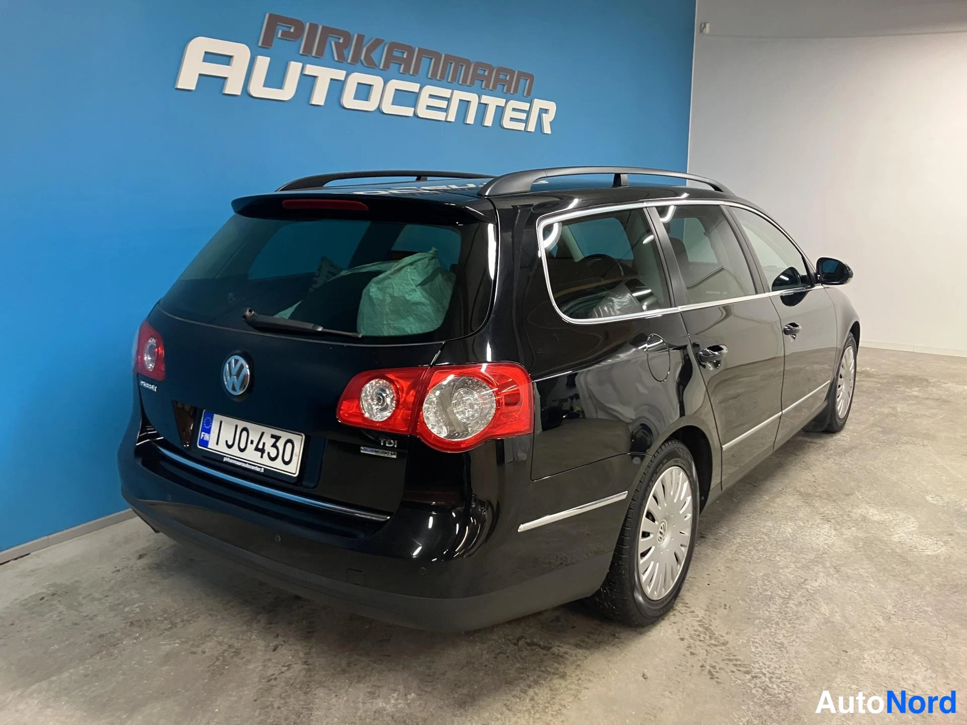 Musta Volkswagen Passat 2010, takaviisto, kuva 6
