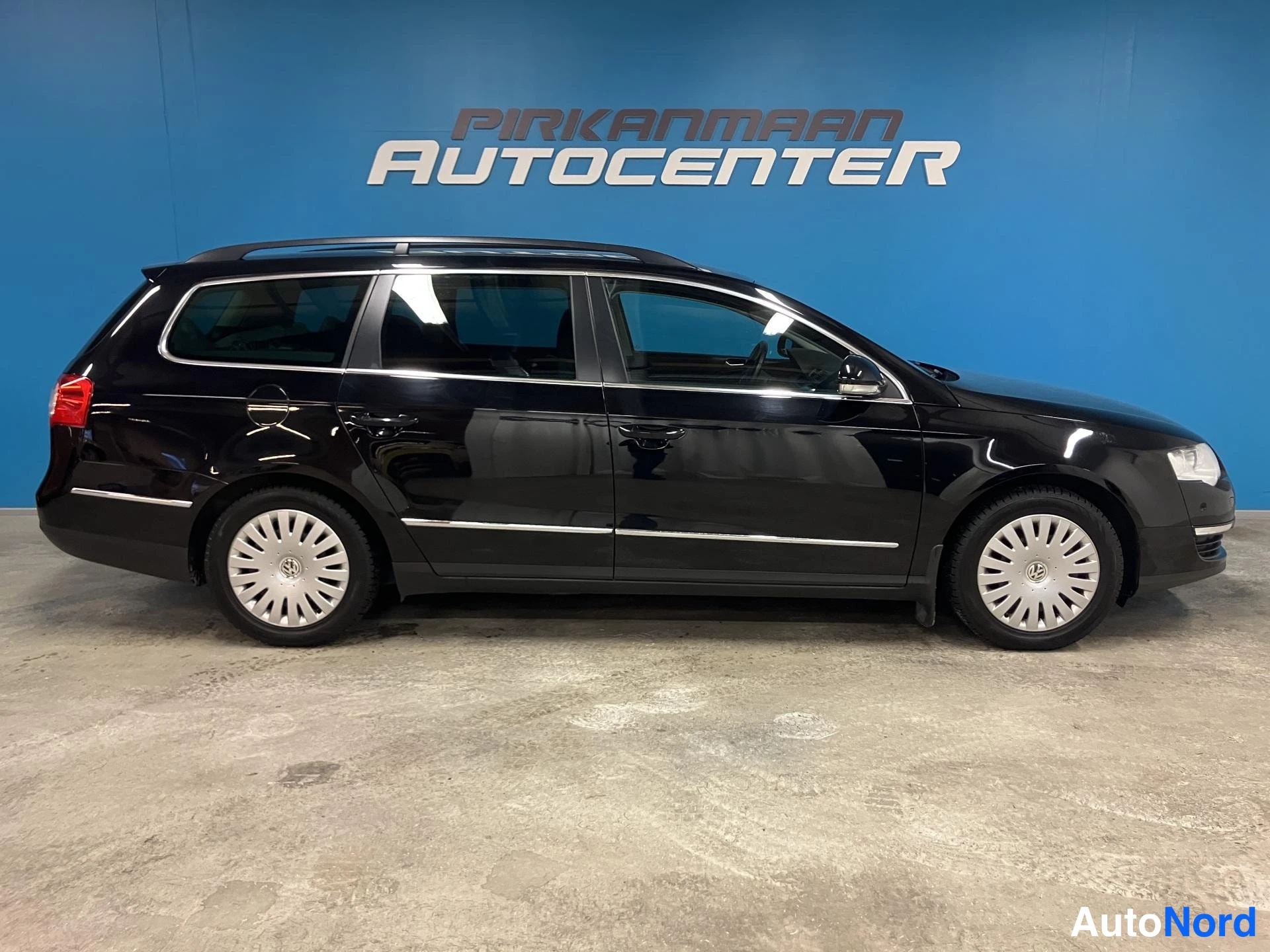 Musta Volkswagen Passat 2010, etuviisto, keula oikealle, kuva 3