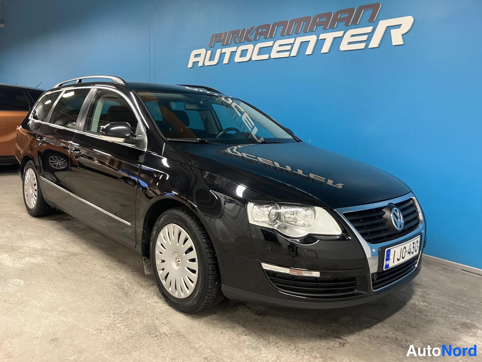 Musta Volkswagen Passat 2010, etuviisto, keula oikealle, kuva 4