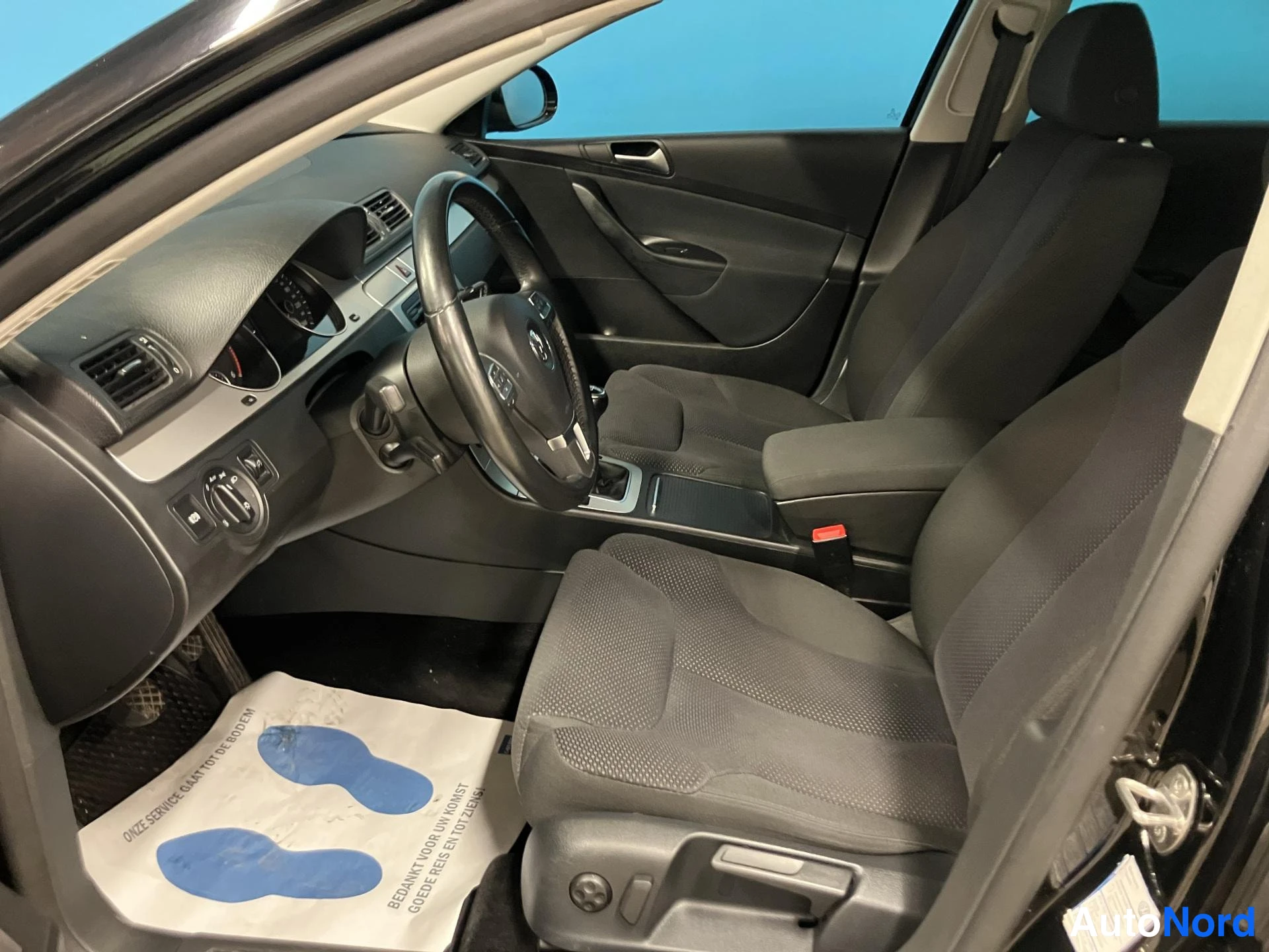 Musta Volkswagen Passat 2010, ohjaamo, kuva 7
