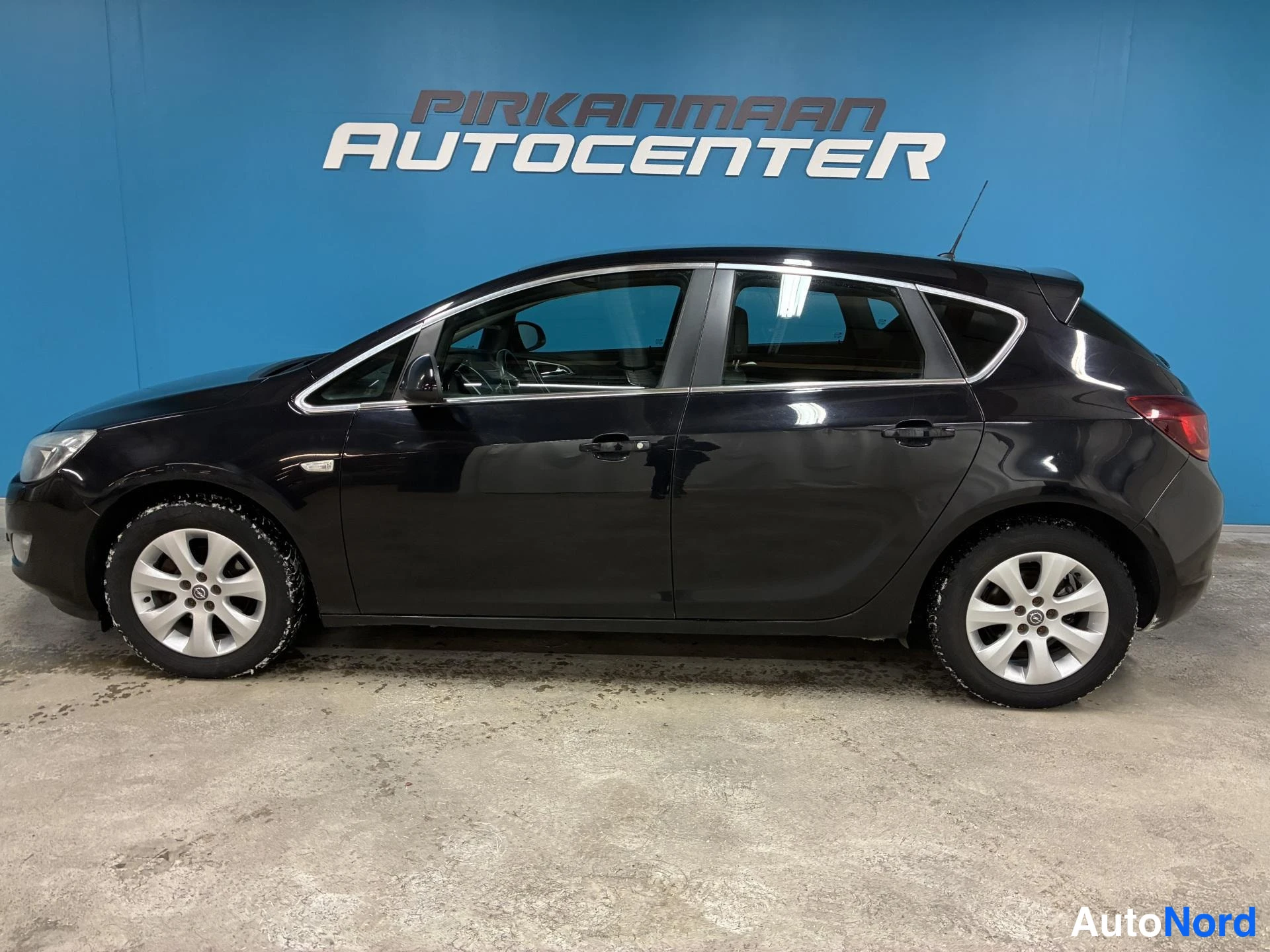 Musta Opel Astra 2010, sivulta, kuva 4