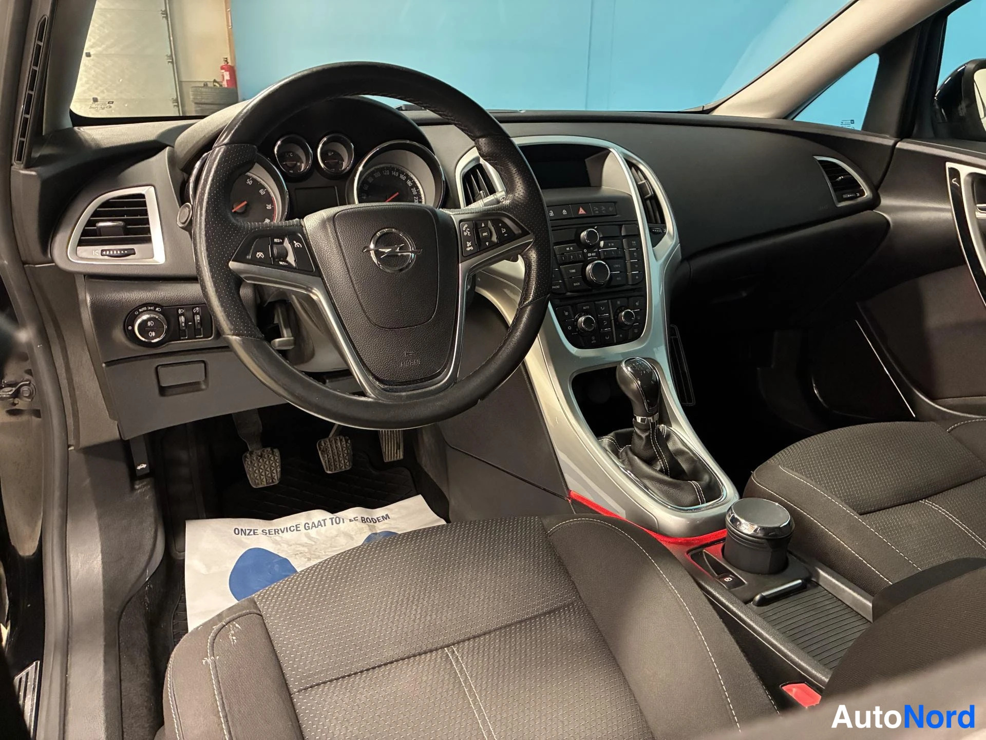 Musta Opel Astra 2010, ohjaamo, kuva 7