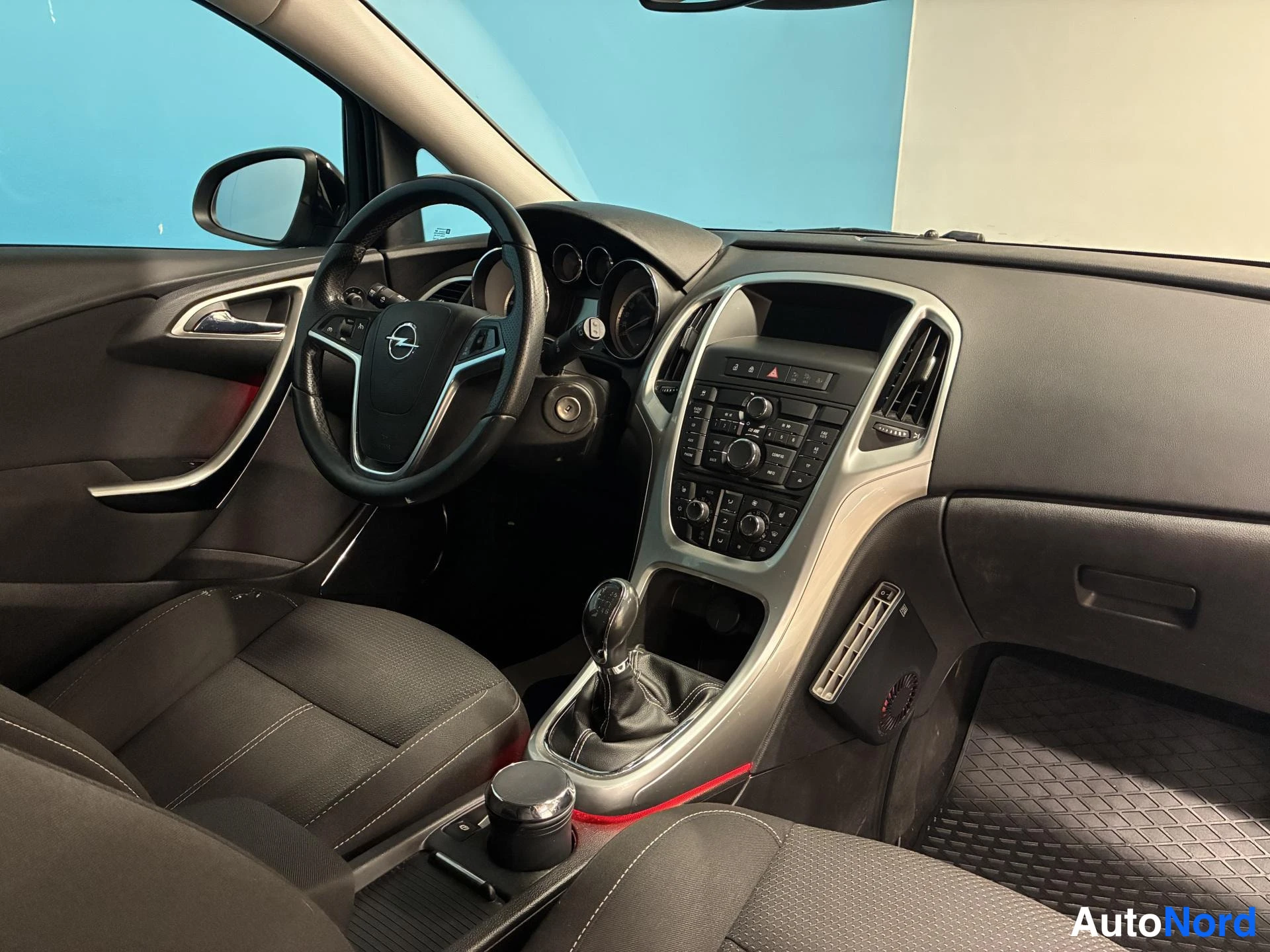 Musta Opel Astra 2010, ohjaamo, kuva 8