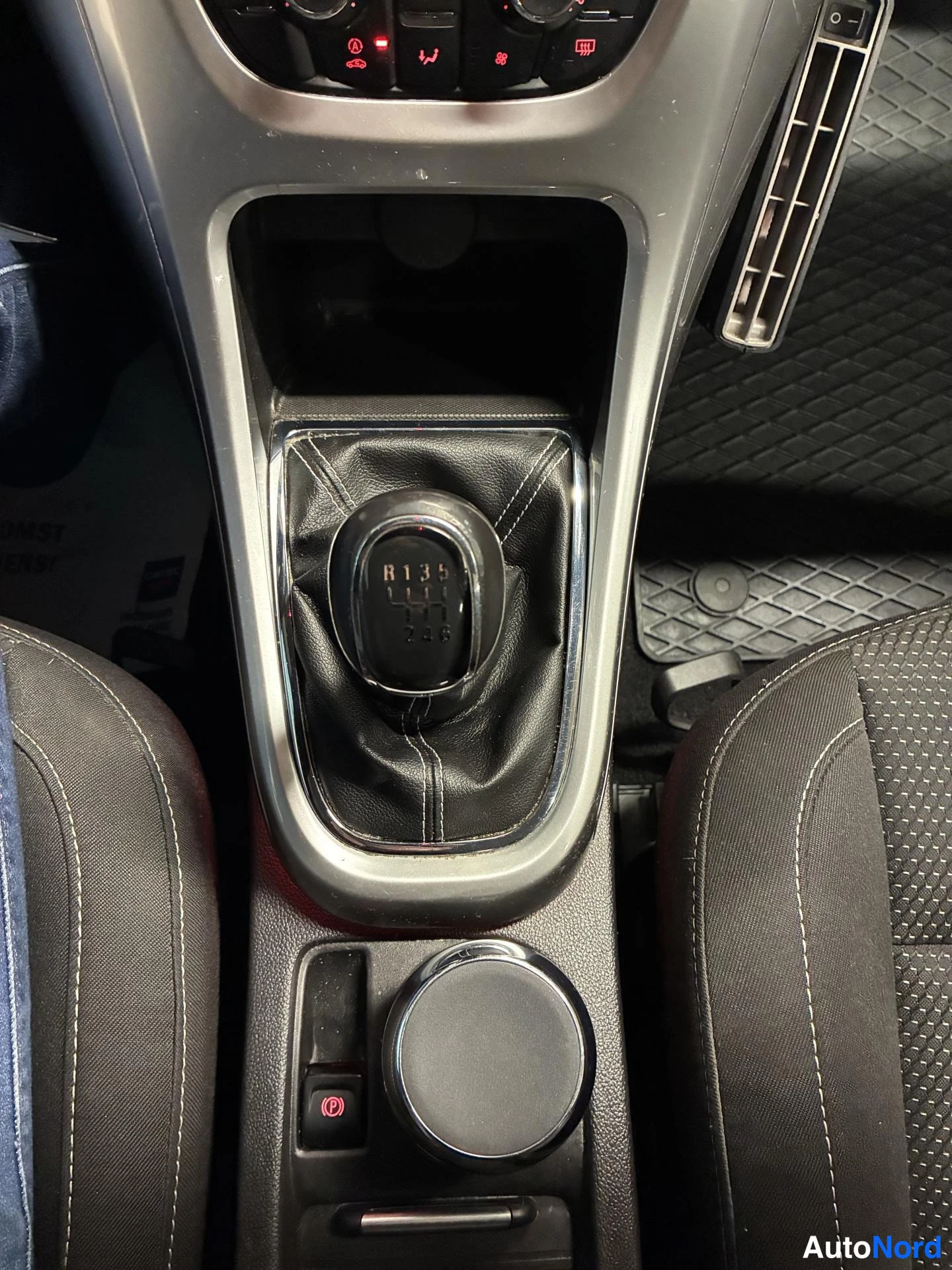 Musta Opel Astra 2010, yksityiskohta, kuva 18