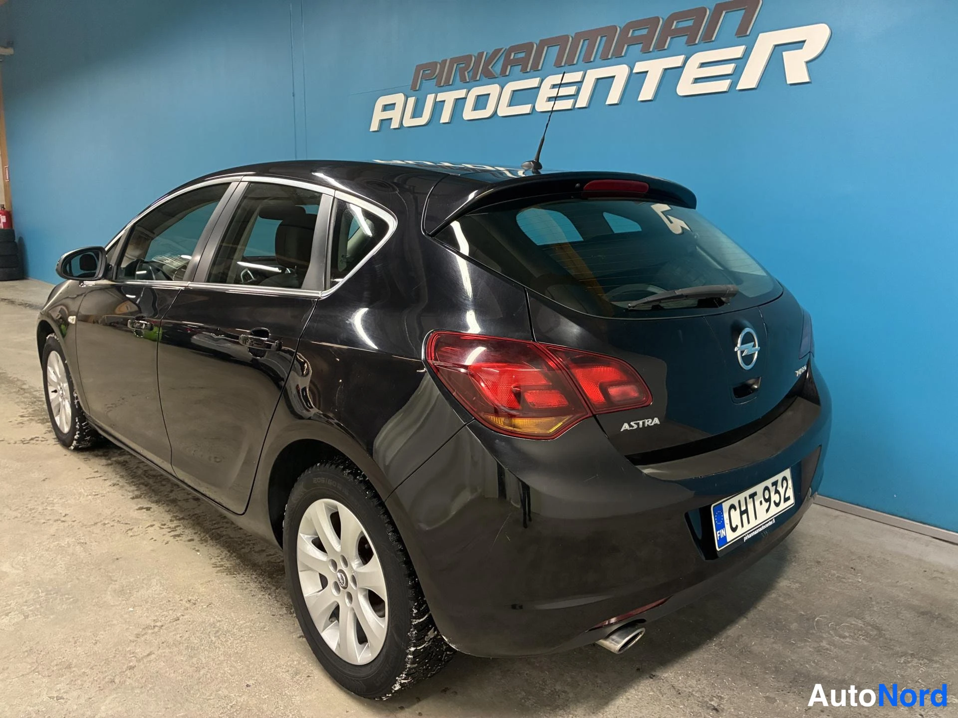 Musta Opel Astra 2010, takaviisto, kuva 5