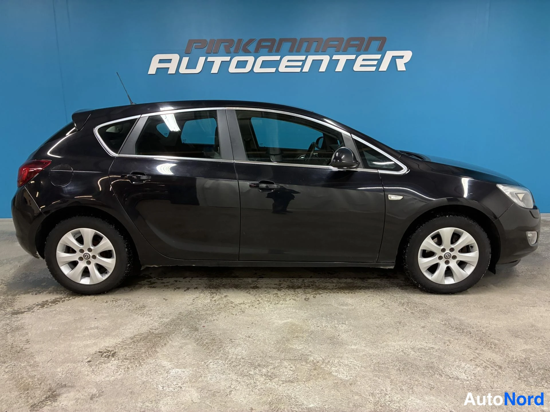 Musta Opel Astra 2010, etuviisto, keula oikealle, kuva 2