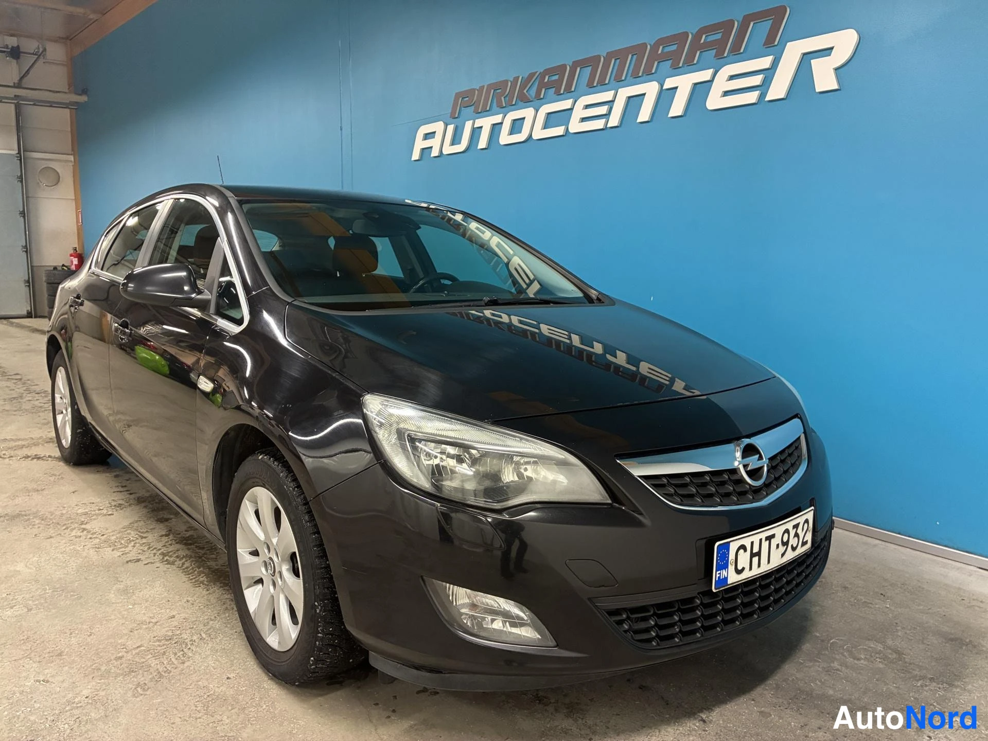 Musta Opel Astra 2010, etuviisto, keula oikealle, kuva 3