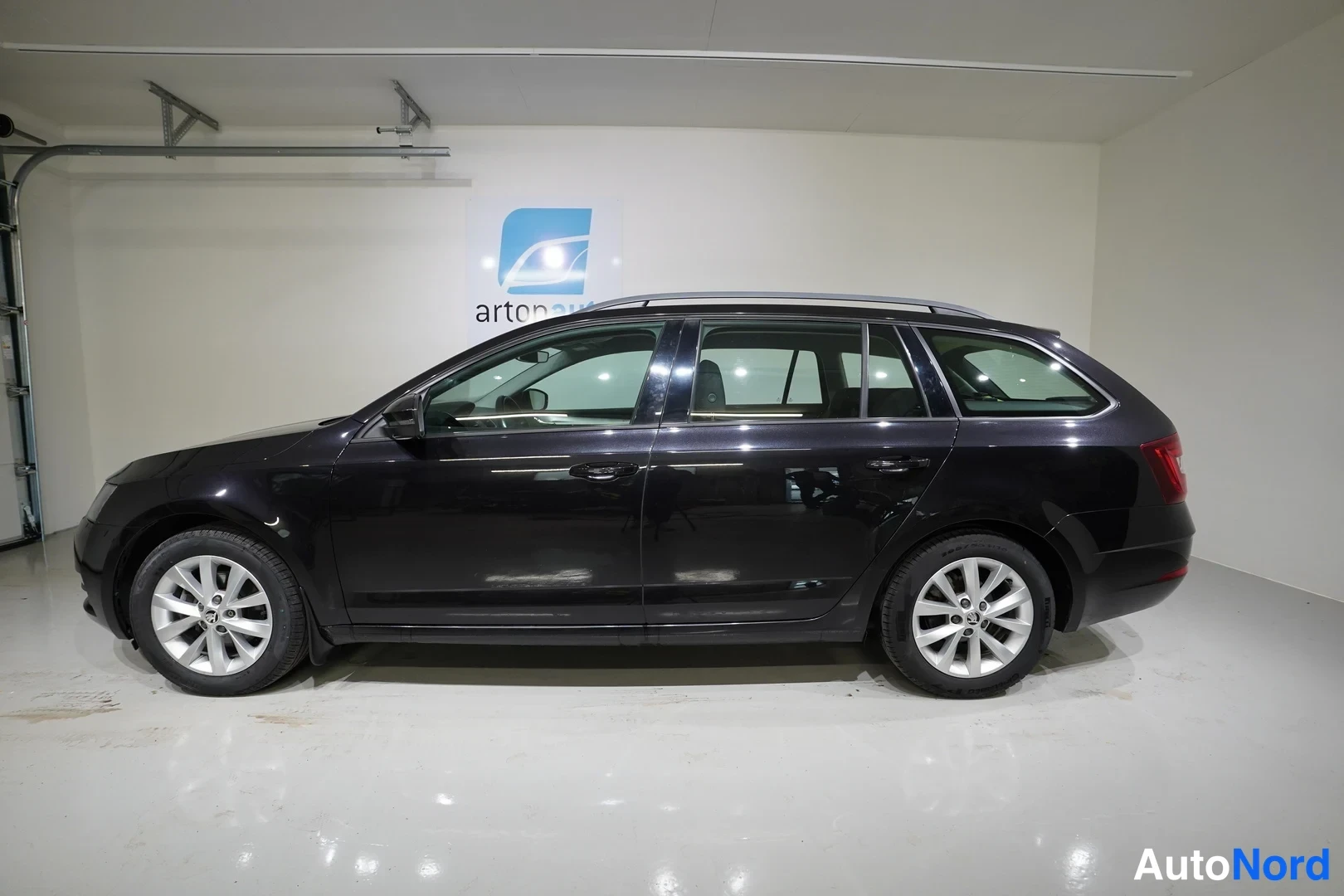 Svart Skoda Octavia 2018, från sidan, bild 3